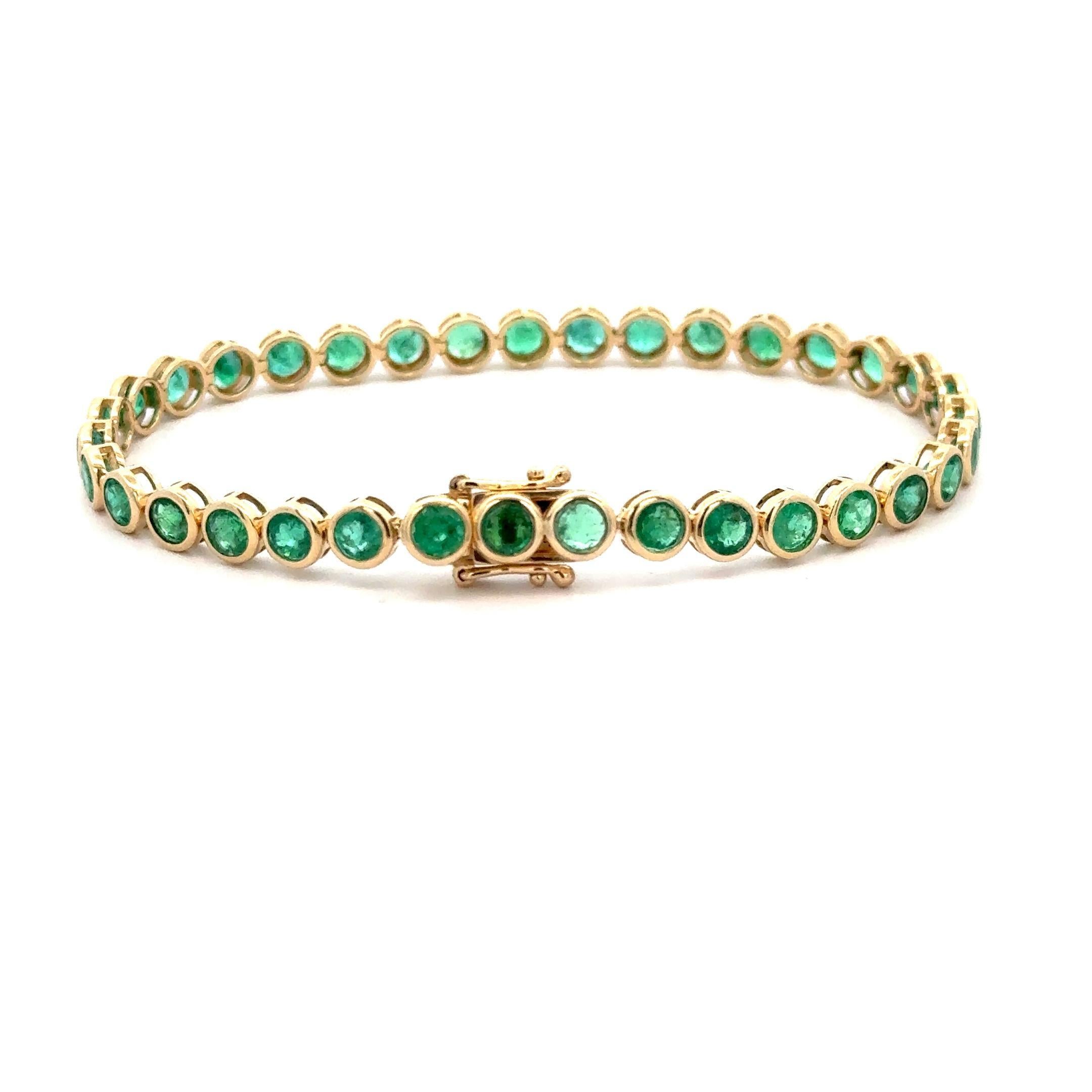 Moderne Bracelet de tennis 5 mm en or jaune 14K avec chaton en émeraude de 7,8 carats en vente