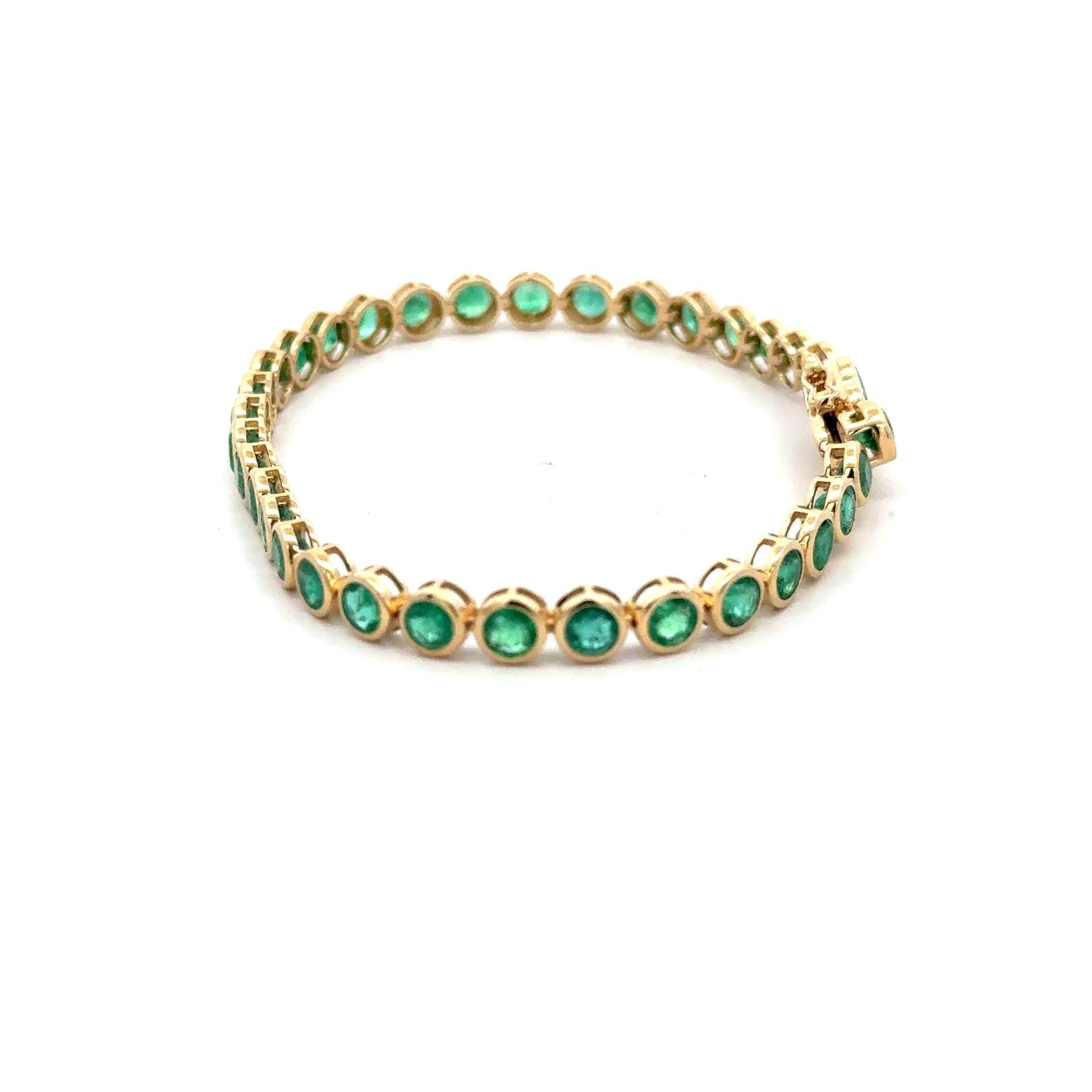 Bracelet de tennis 5 mm en or jaune 14K avec chaton en émeraude de 7,8 carats Excellent état - En vente à Miami, FL