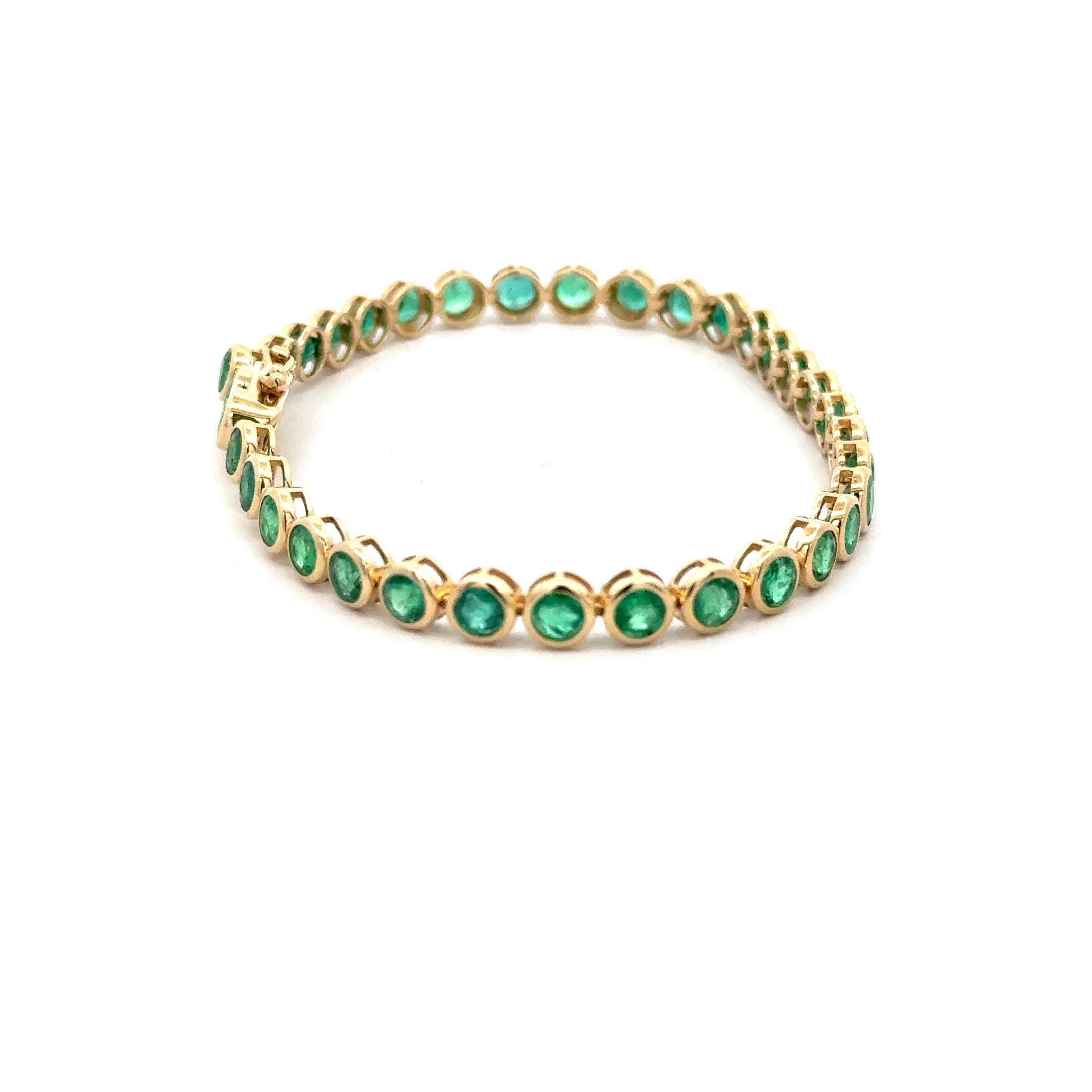 Bracelet de tennis 5 mm en or jaune 14K avec chaton en émeraude de 7,8 carats Unisexe en vente