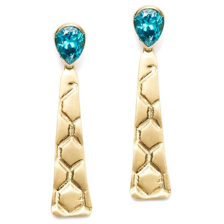 Chicly styled pear-shape, faceted Blue Zircon (7.8 Carat) and 18 Karat Gold Beehive design Drop Earrings

Zircon: 9.73 mm wide x 7.84 mm high
