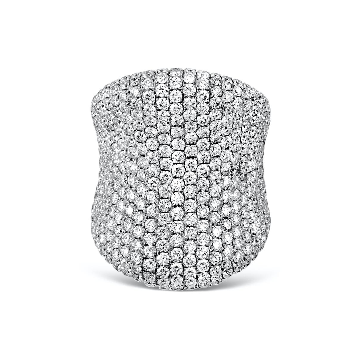 Im Angebot: 7,8 Karat Pavé-Diamant 18K Weißgold Ring Handgefertigt in New York () 2