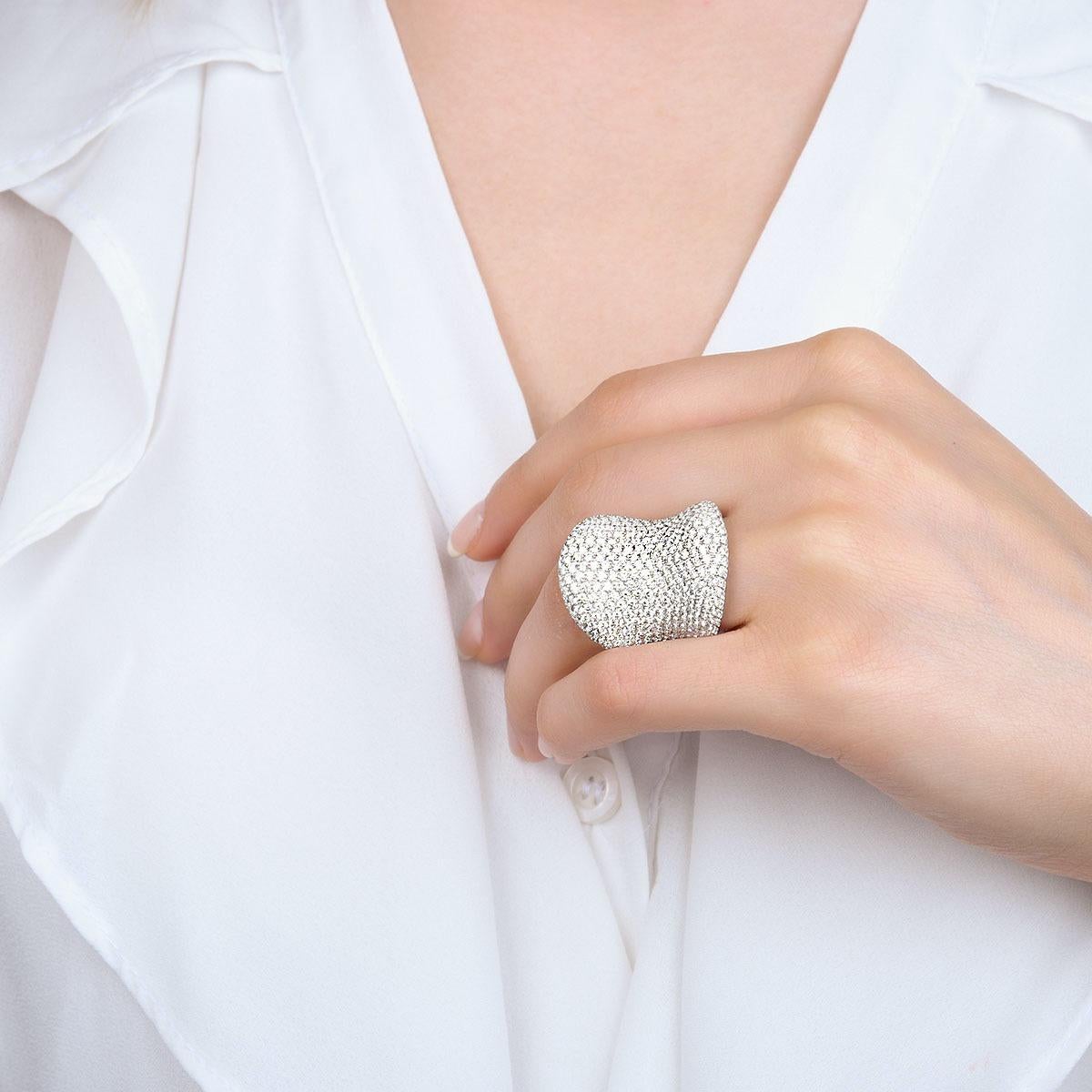 Im Angebot: 7,8 Karat Pavé-Diamant 18K Weißgold Ring Handgefertigt in New York () 3