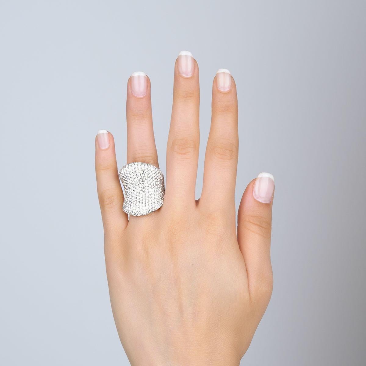 Im Angebot: 7,8 Karat Pavé-Diamant 18K Weißgold Ring Handgefertigt in New York () 4