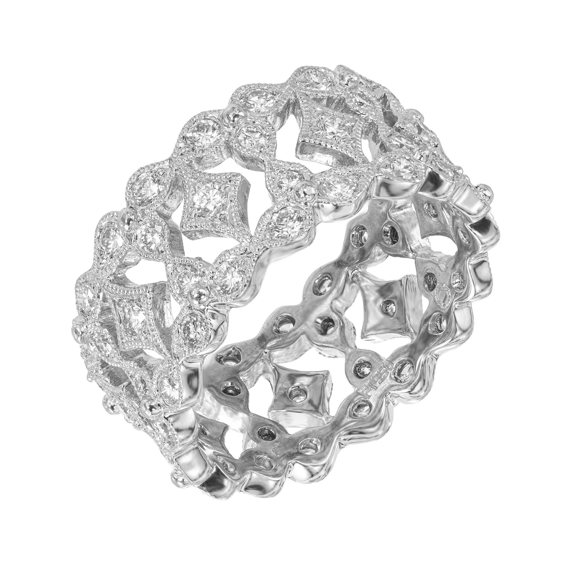 Eleganza senza tempo con il nostro anello eternità in platino con diamante da 0,78 carati e larghezza di 9,5 mm. Ognuno dei 63 diamanti rotondi a taglio brillante è stato meticolosamente selezionato a mano per la sua brillantezza e crea uno