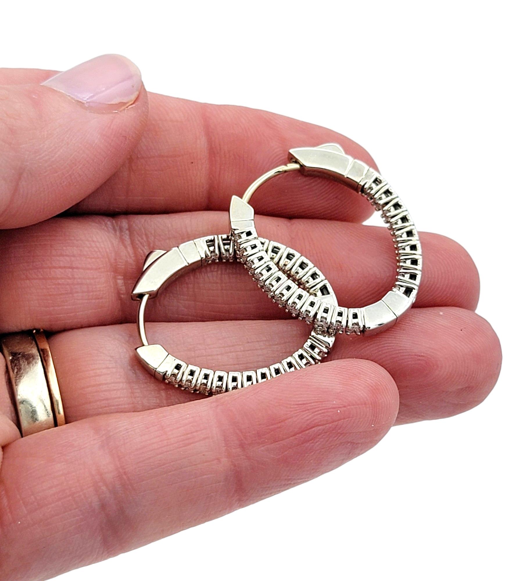 Boucles d'oreilles en or blanc 14 carats diamant rond brillant Inside Out en vente 2