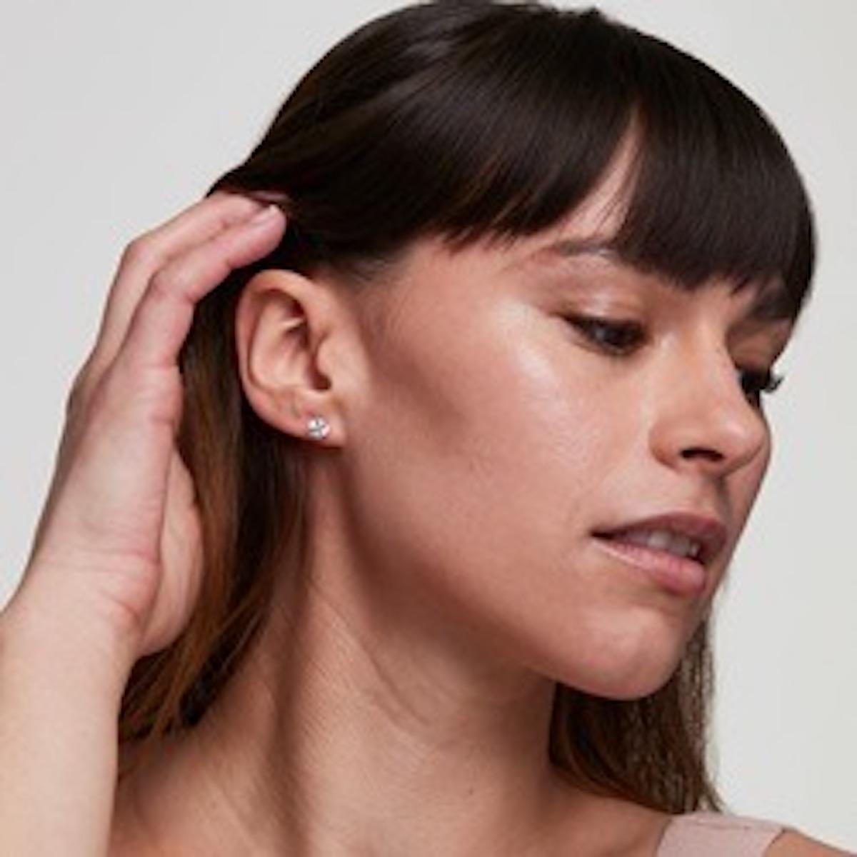 Gli orecchini con diamante naturale taglio rotondo di .78 carati di peso totale, incastonati in oro bianco 14K, sono senza tempo ed eleganti. Con una misura di 4,7 mm, la sua purezza VS2 e il colore G lo rendono un'aggiunta di alta qualità e