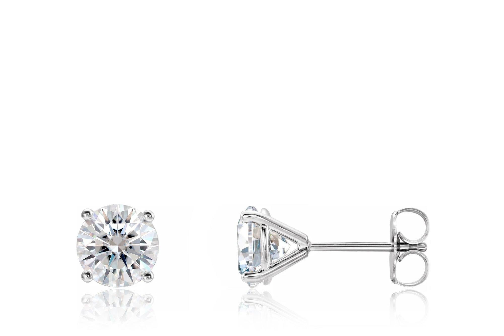 Contemporaneo Orecchini di diamanti naturali rotondi da .78 carati 14Kt Martini 3-Prong VS2-G in vendita