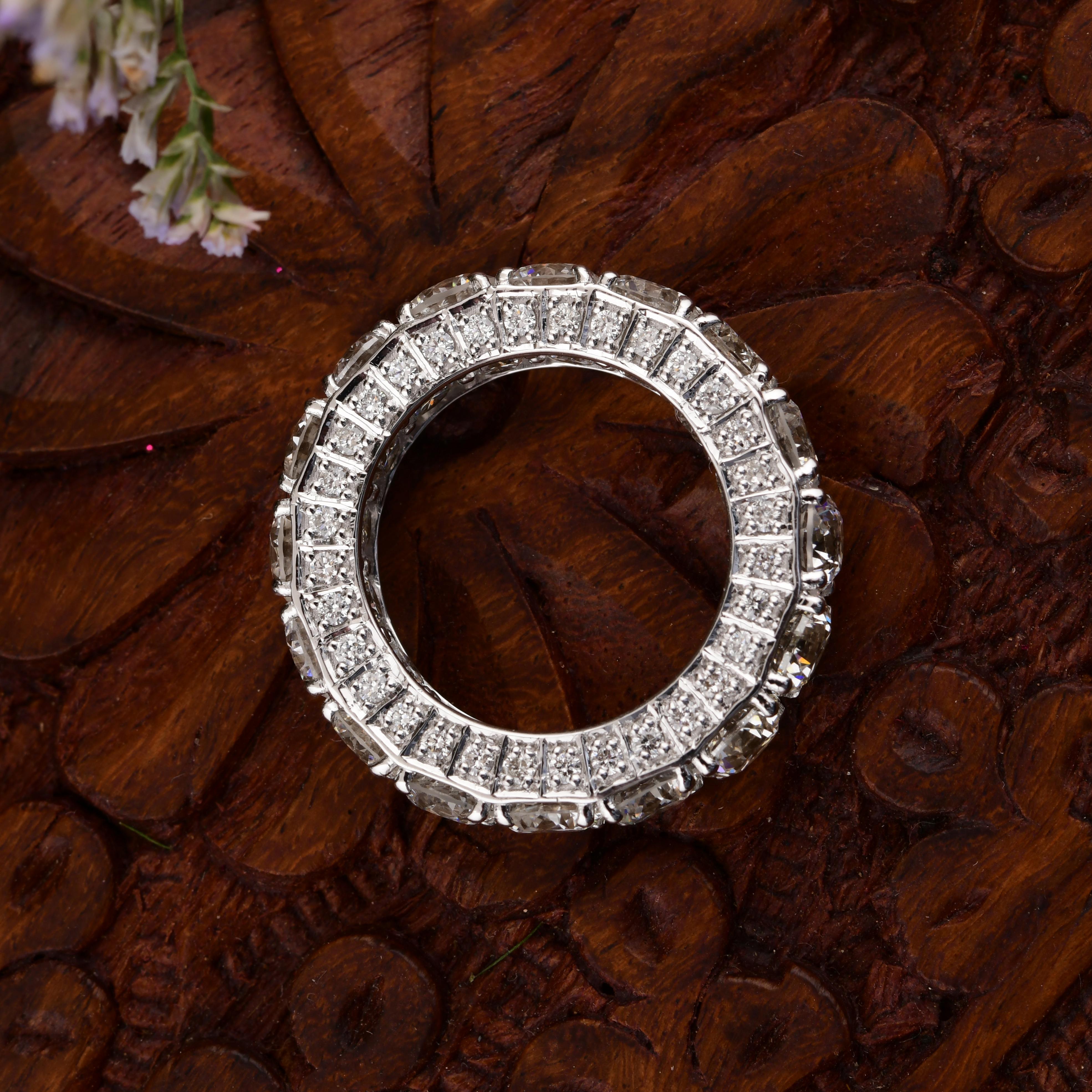 En venta: 7,8 quilates SI/H Diamante redondo talla brillante Anillo de eternidad Oro blanco 14k  10