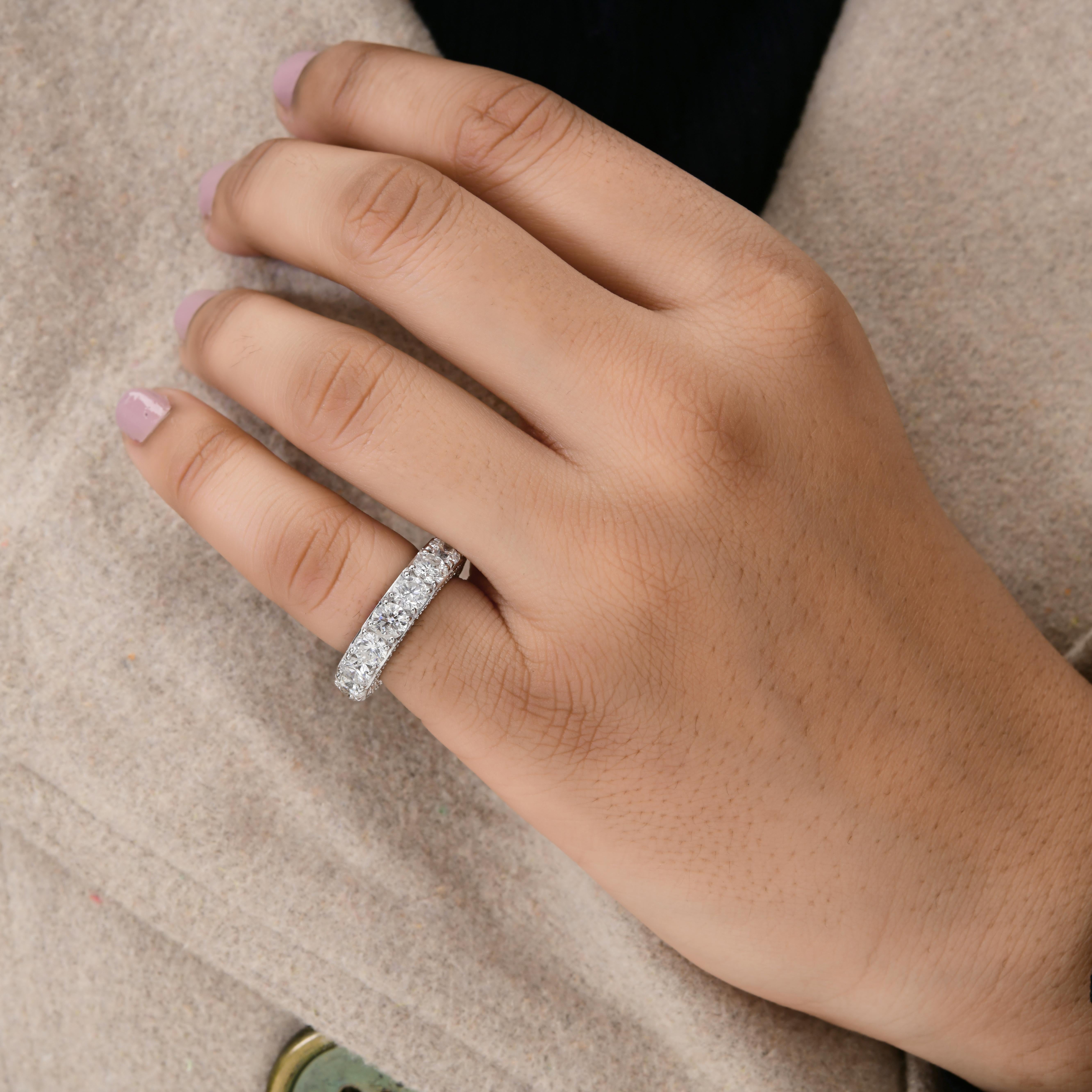 En venta: 7,8 quilates SI/H Diamante redondo talla brillante Anillo de eternidad Oro blanco 14k  2