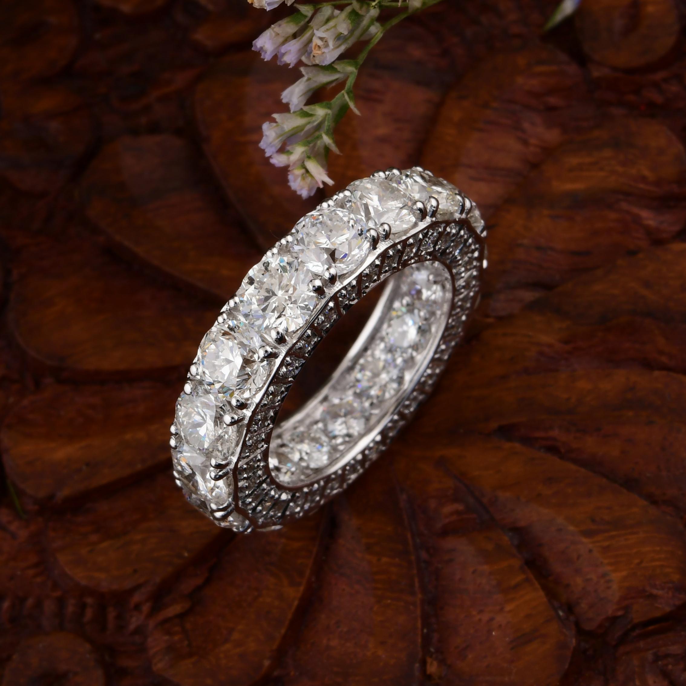 En venta: 7,8 quilates SI/H Diamante redondo talla brillante Anillo de eternidad Oro blanco 14k  7