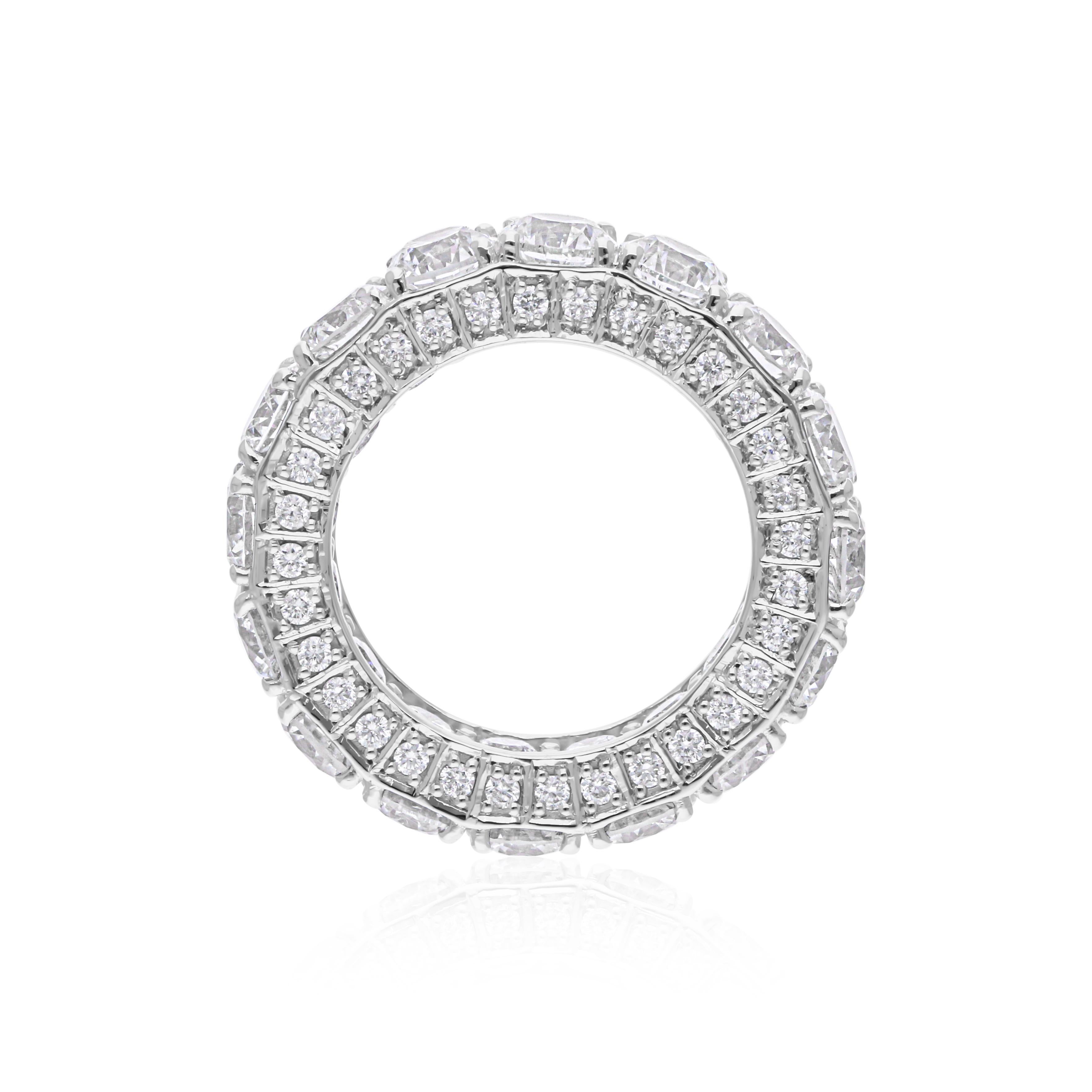 En venta: 7,8 quilates SI/H Diamante redondo talla brillante Anillo de eternidad Oro blanco 14k  8