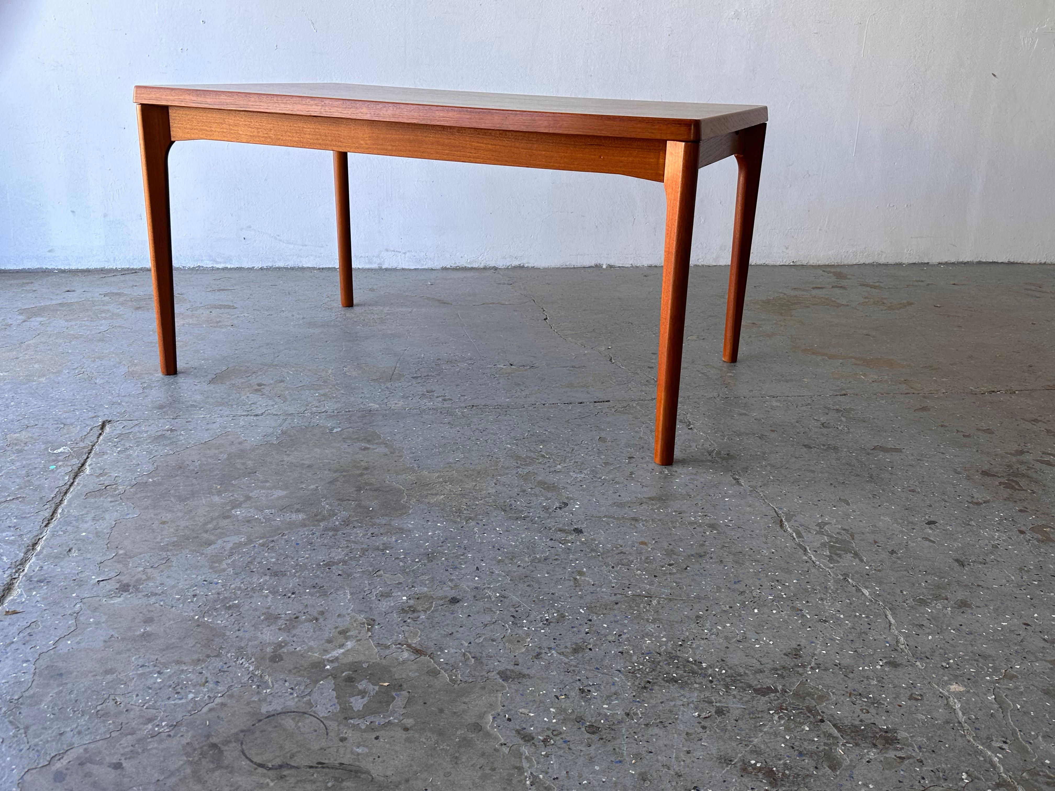 Milieu du XXe siècle Henning Kjaernulf pour Vejle Stole, table de salle à manger moderne danoise en teck, 7,8 pieds en vente