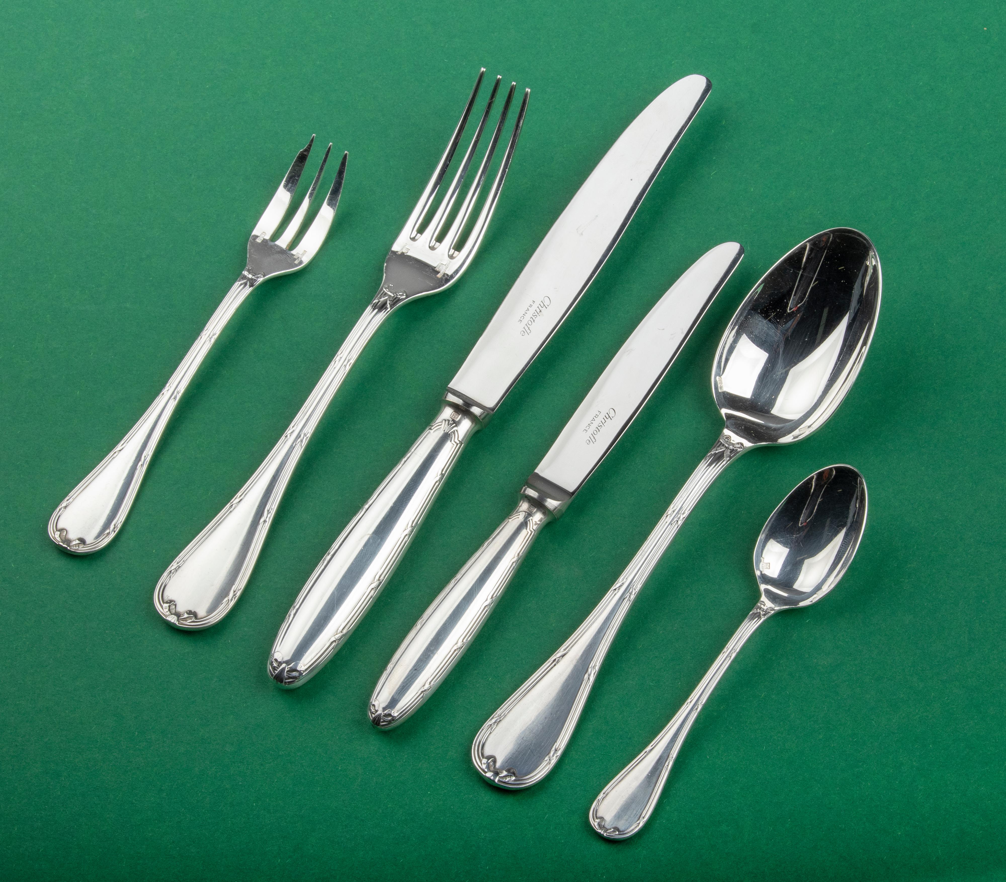 Beautiful set of silver plated flatware from the French brand Christofle. The name of the model is Rubans. This is an elegant design with a crossed ribbons and bows, typical of the Louis XVI style.
The cutlery is in very nice condition and comes in