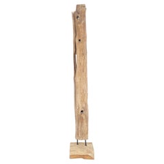 Escultura de madera de deriva de 78" de alto y estrecho con luz de arte natural sobre base de madera