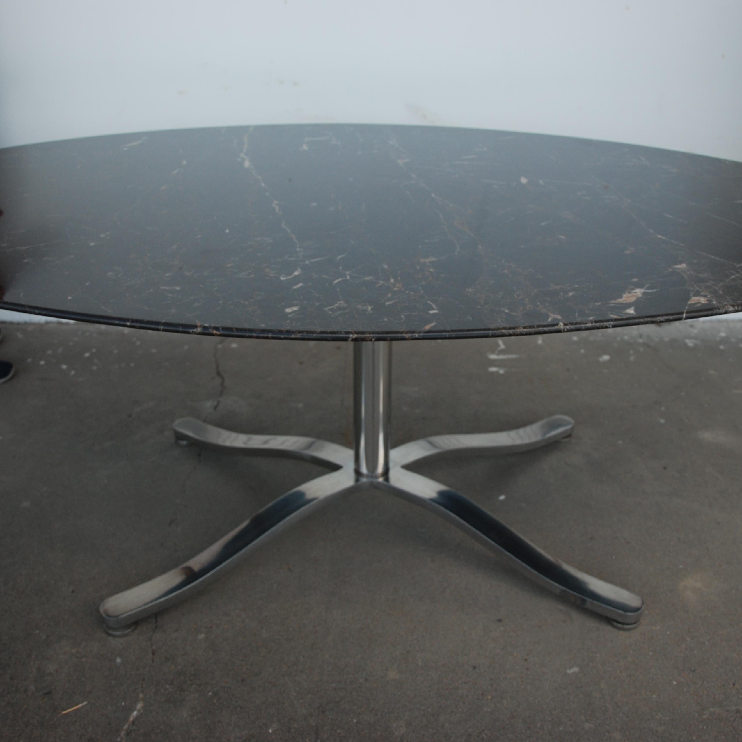 Table de salle à manger en acier inoxydable et marbre de Nicos Zographos

marbre italien Nero Marquina de 78 pouces, richement veiné, dont la surface a été récemment polie.
Base en acier inoxydable, base alpha à quatre étoiles. 

Hautement poli