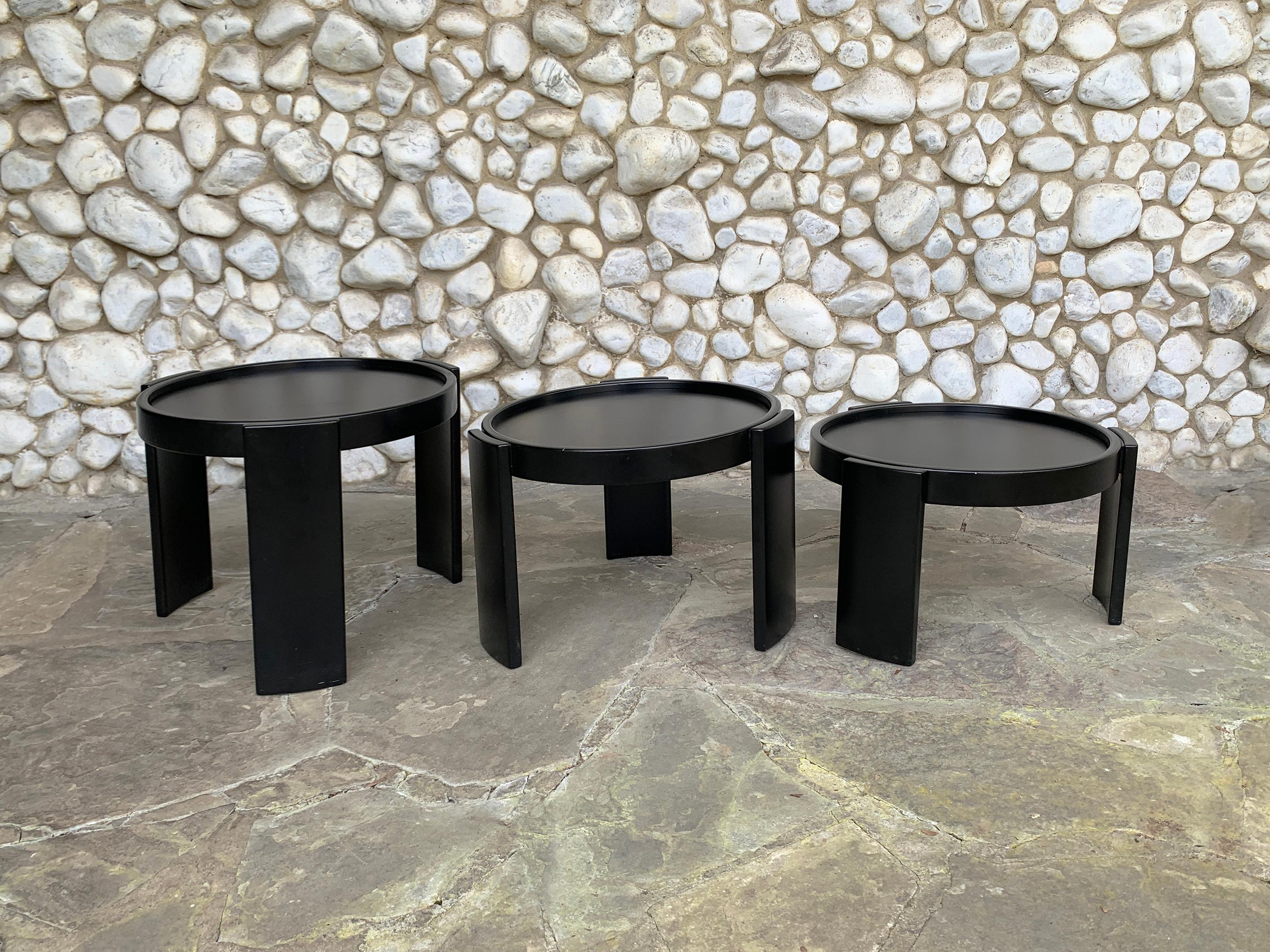 Ensemble ludique et iconique de 3 tables gigognes noires qui peuvent être agencées de multiples façons.

Modèle 780/783 de Cassina. Conçu par Gianfranco Frattini en 1966. 

Ensemble de trois tables basses en bois laqué noir. Les tables sont