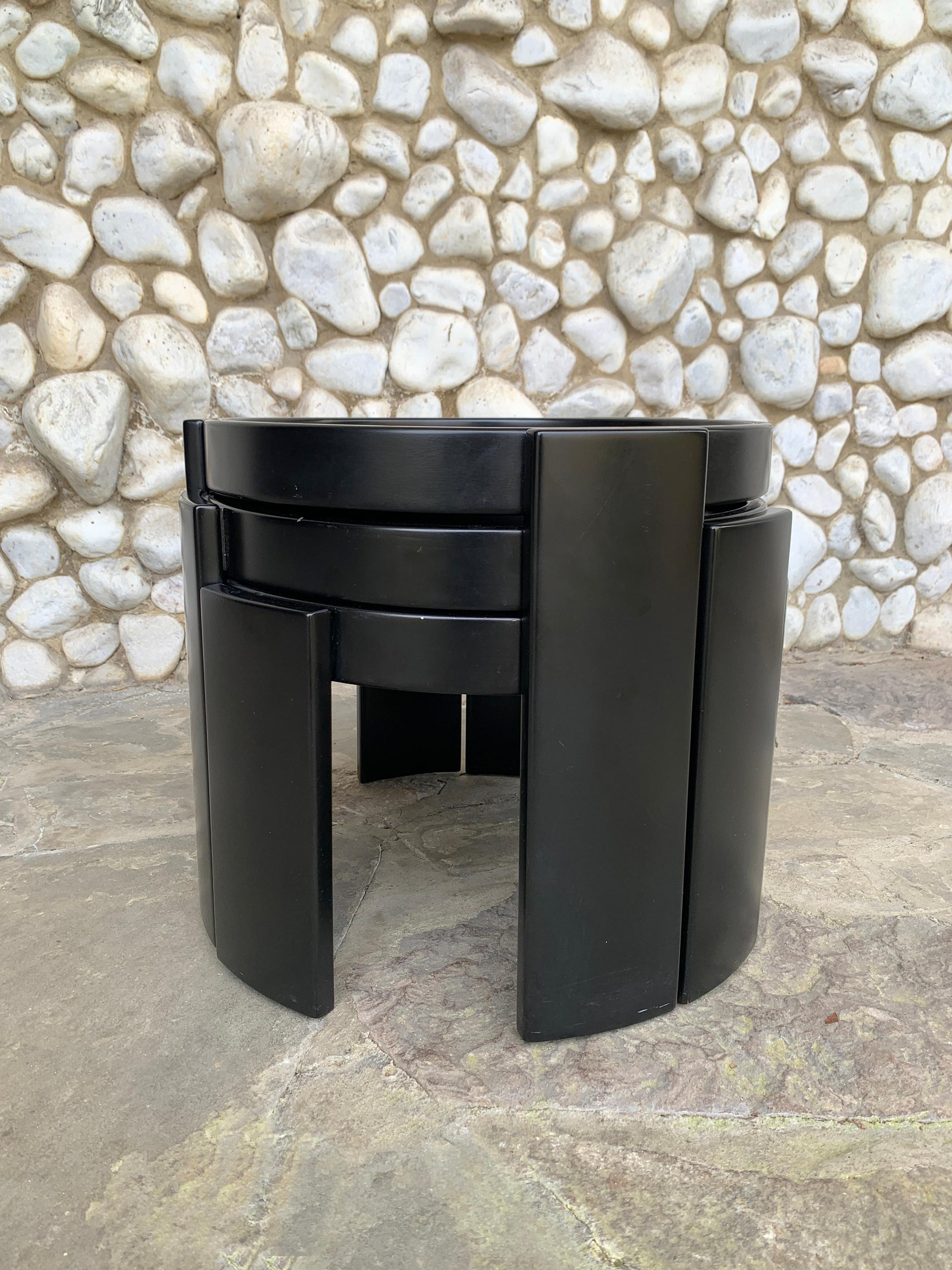 Tables empilables 780/783 de Gianfranco Frattini pour Cassina, Italie, lot de 3 Bon état - En vente à Vorst, BE
