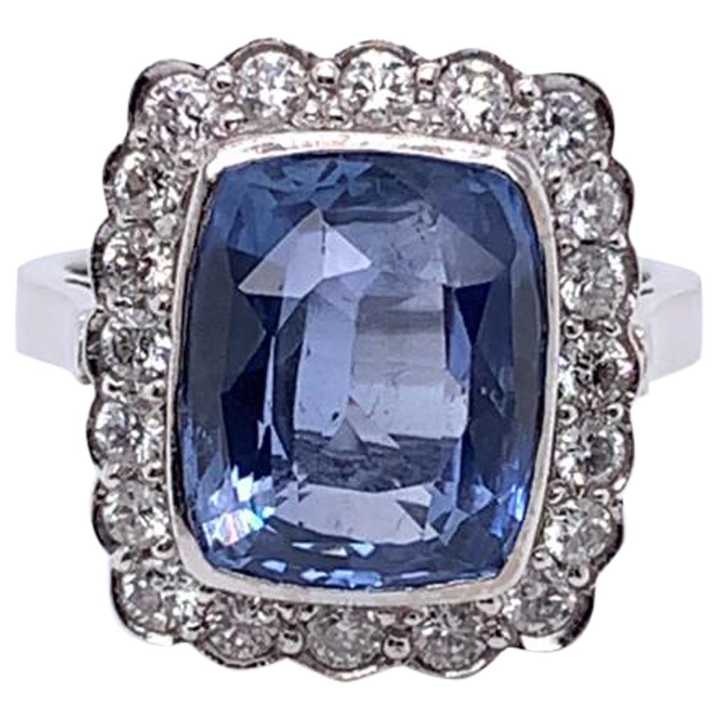Ring aus 18 Karat Weißgold mit 7,80 Karat blauem Saphir im Kissenschliff und Diamanten