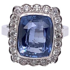 Bague en or blanc 18 carats avec saphir bleu taille coussin de 7,80 carats et diamants