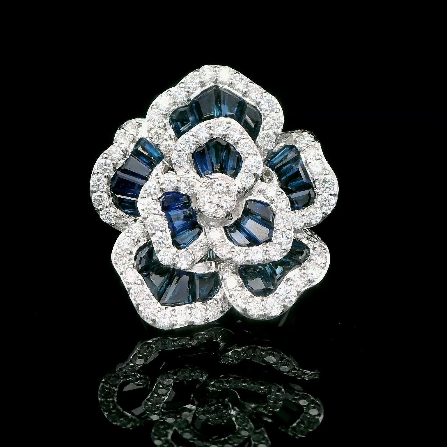 Découvrez l'élégance de notre exquise bague en diamant et saphir bleu, réalisée en luxueux or 18 carats. Cette magnifique pièce comporte un éblouissant diamant de 2,00 carats qui respire la brillance, complété par un riche saphir bleu de 7,80 carats