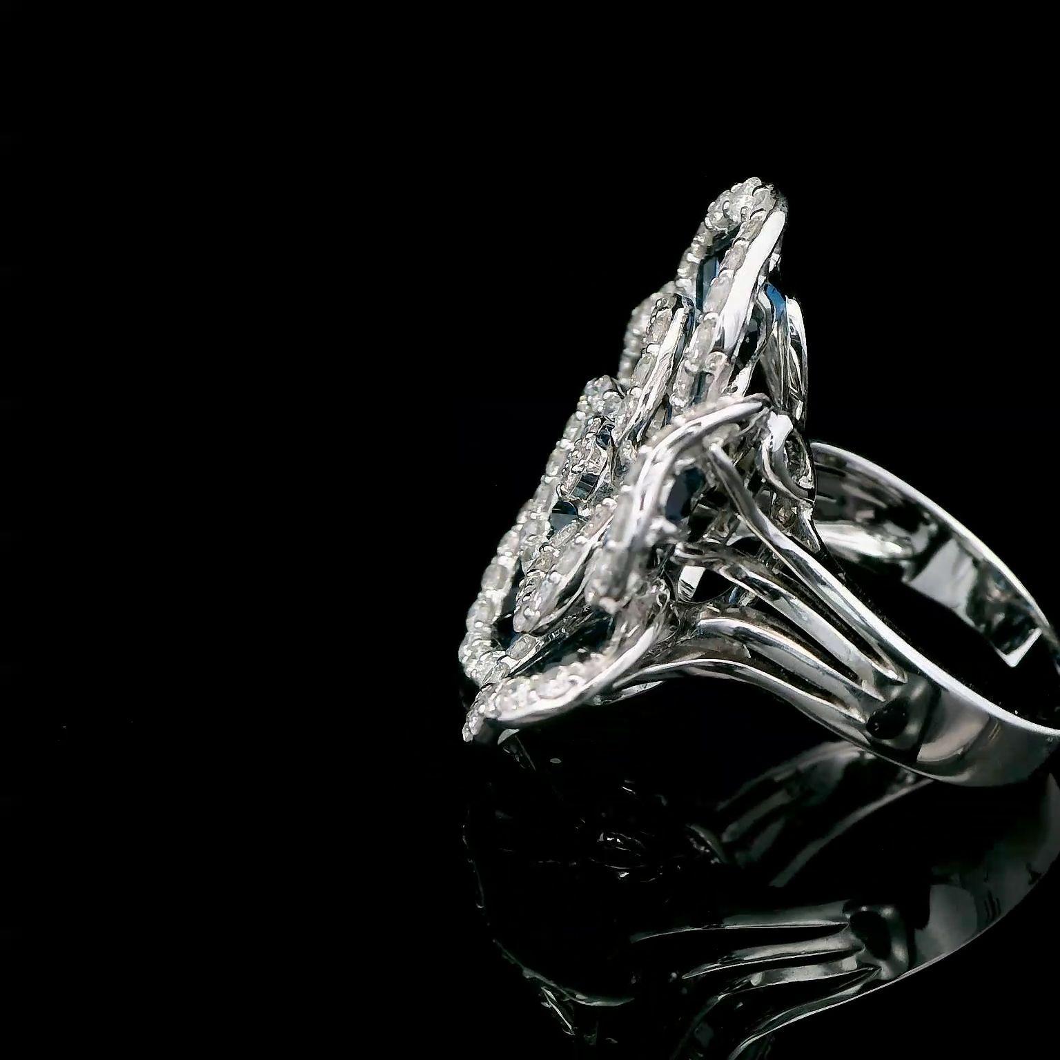 Taille ronde Bague en or 18 carats avec diamants de 7,80 carats et saphir bleu en vente