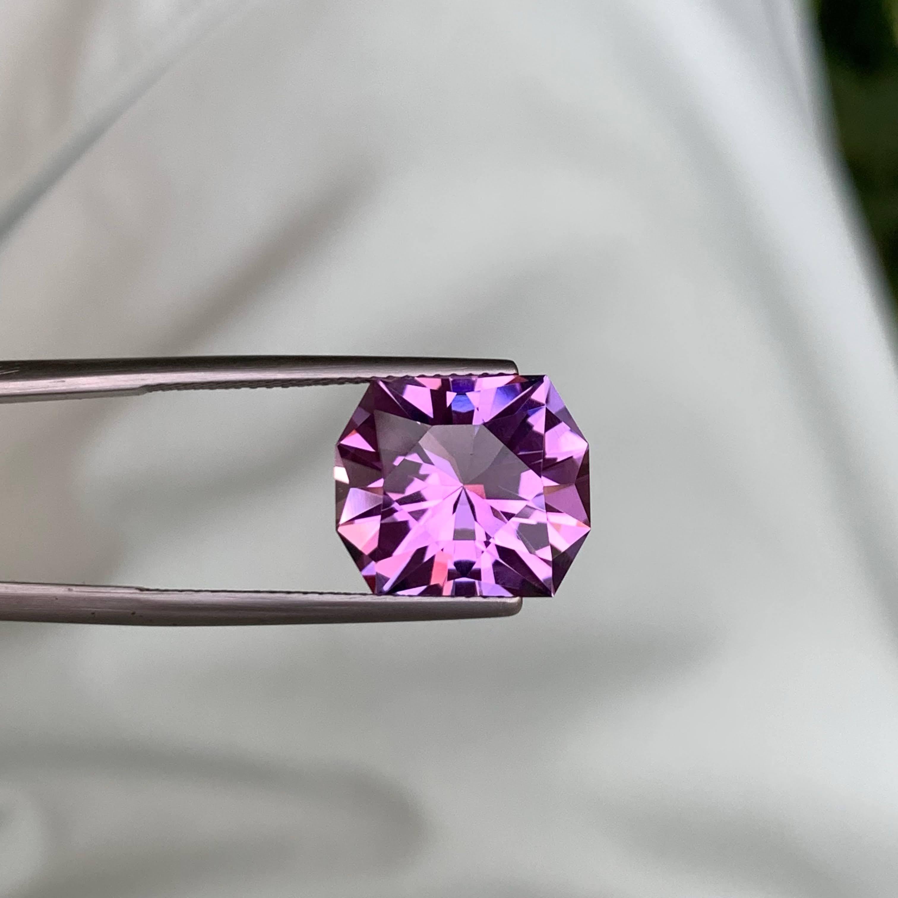 Moderne 7.80 Carat Loose Purple Amethyst Custom Precision Cut Natural Brazilian Gemstone (Améthyste violette en vrac taillée avec précision) en vente