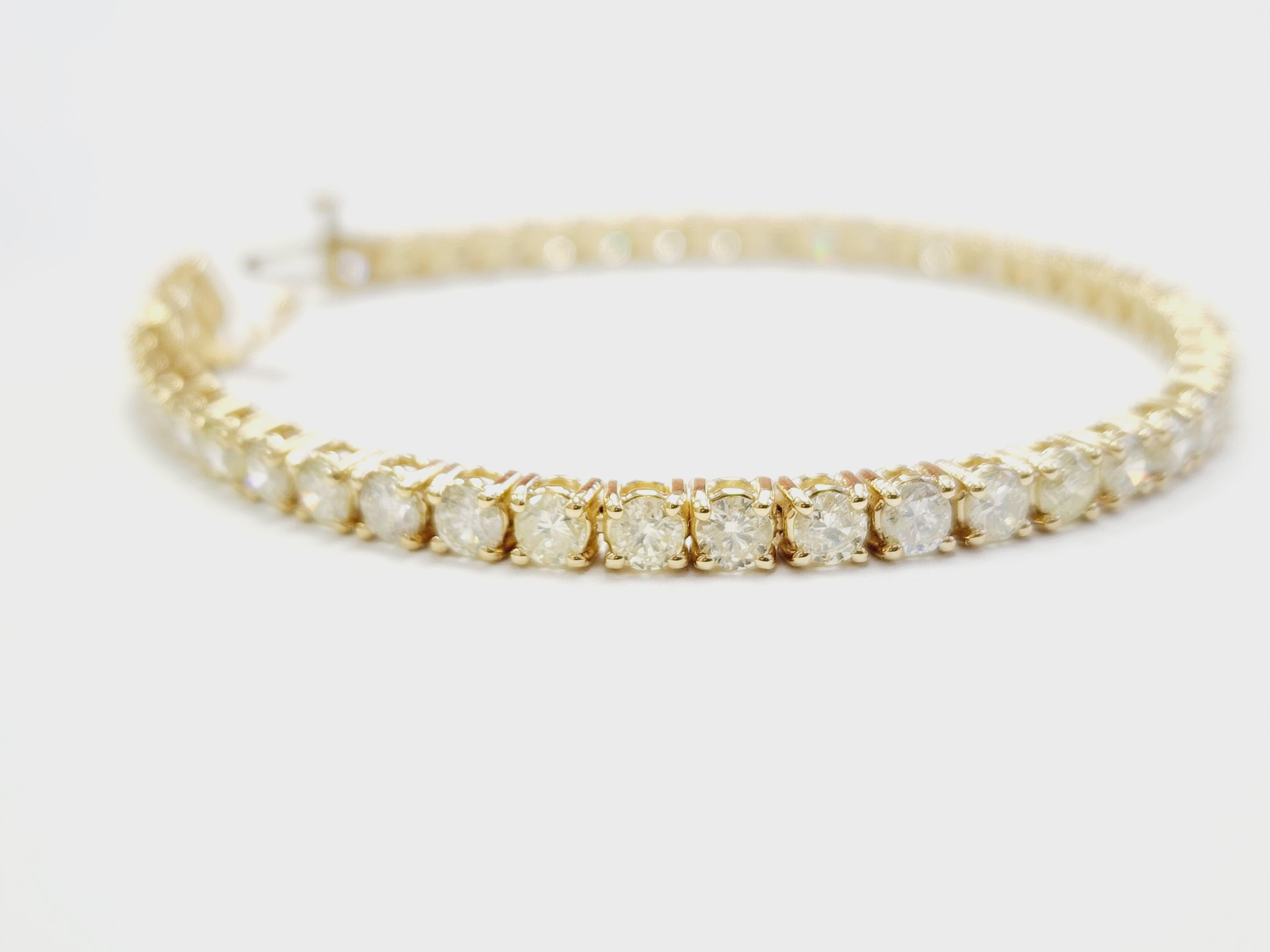 Beautiful quality tennis bracelet, round-brilliant cut white diamonds, and excellent shine. 
14 karat yellow gold classic four-prong style for maximum light brilliance. 

Length: 7 inch 
Color Range: I
Clarity Range: SI-I
Width: 3.8 mm

*Free