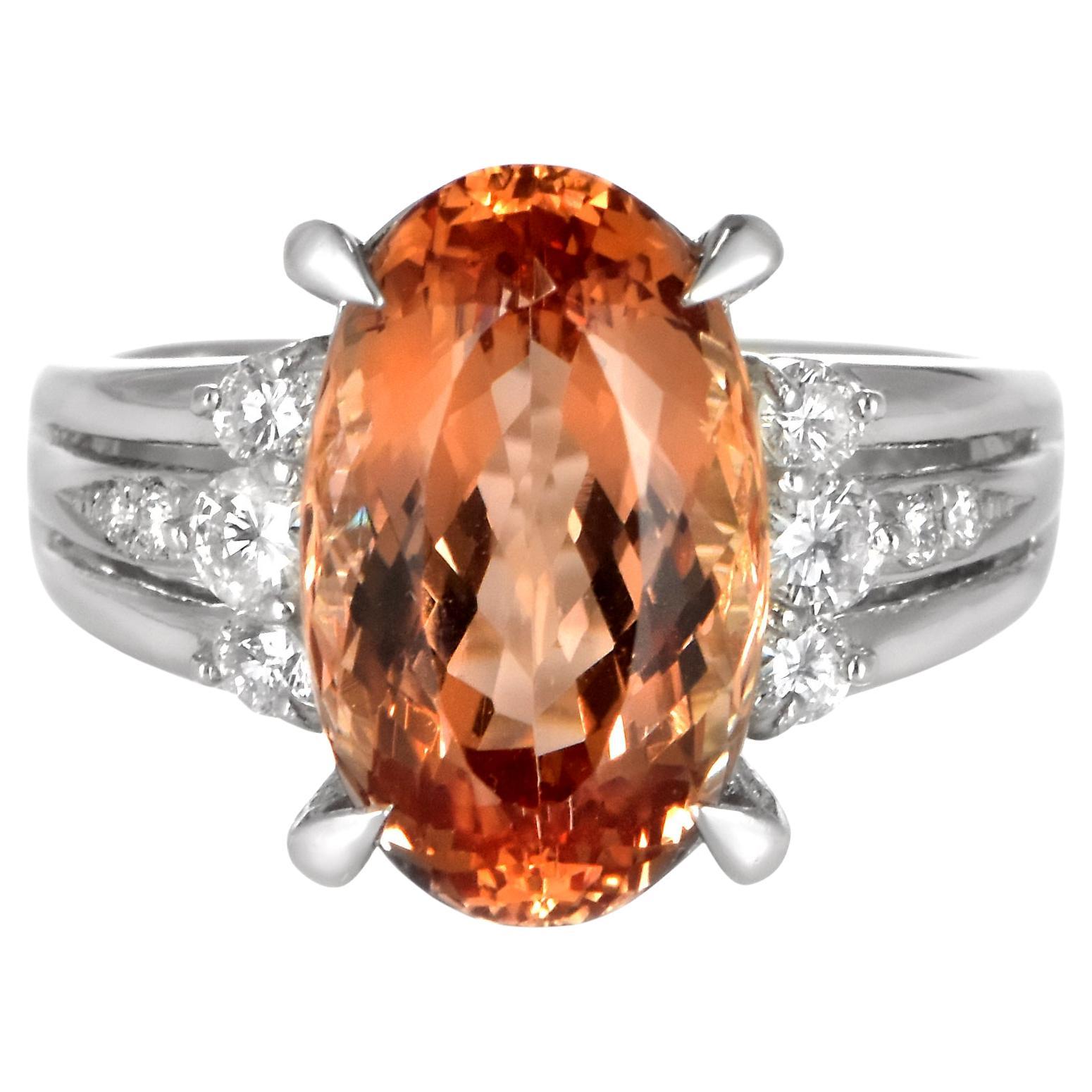 Anello da cocktail con diamanti e topazio imperiale naturale da 7.80 carati incastonato in platino