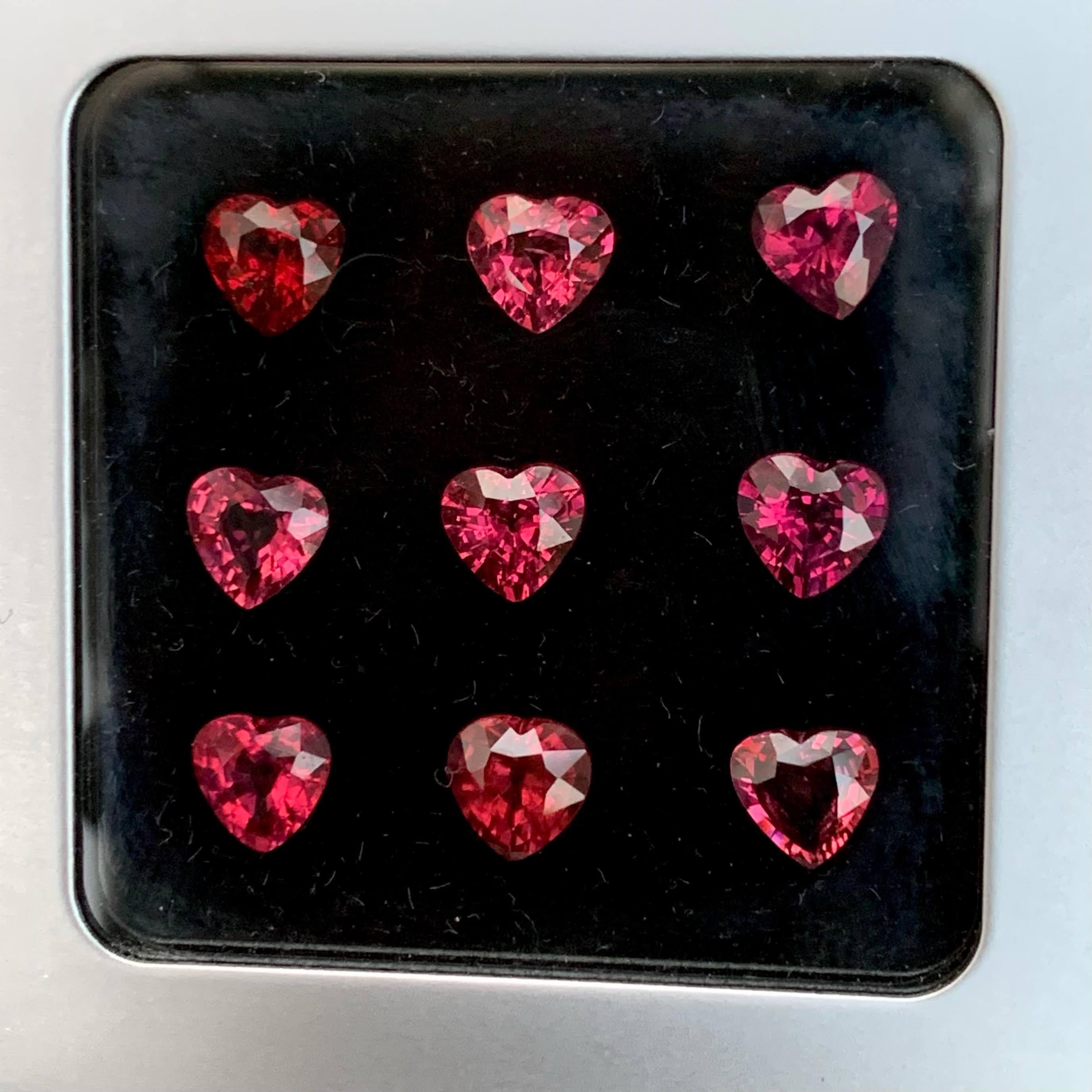 Gewicht 7,80 Karat 
Stück 9 
Behandlung Keine 
Herkunft Afrika 
Klarheit VVS 
Form geschnittenes Herz 




Dieses 7,80-Karat-Los besteht aus wunderschön gearbeiteten herzförmigen roten Granaten aus Madagaskar, das für die Produktion von
