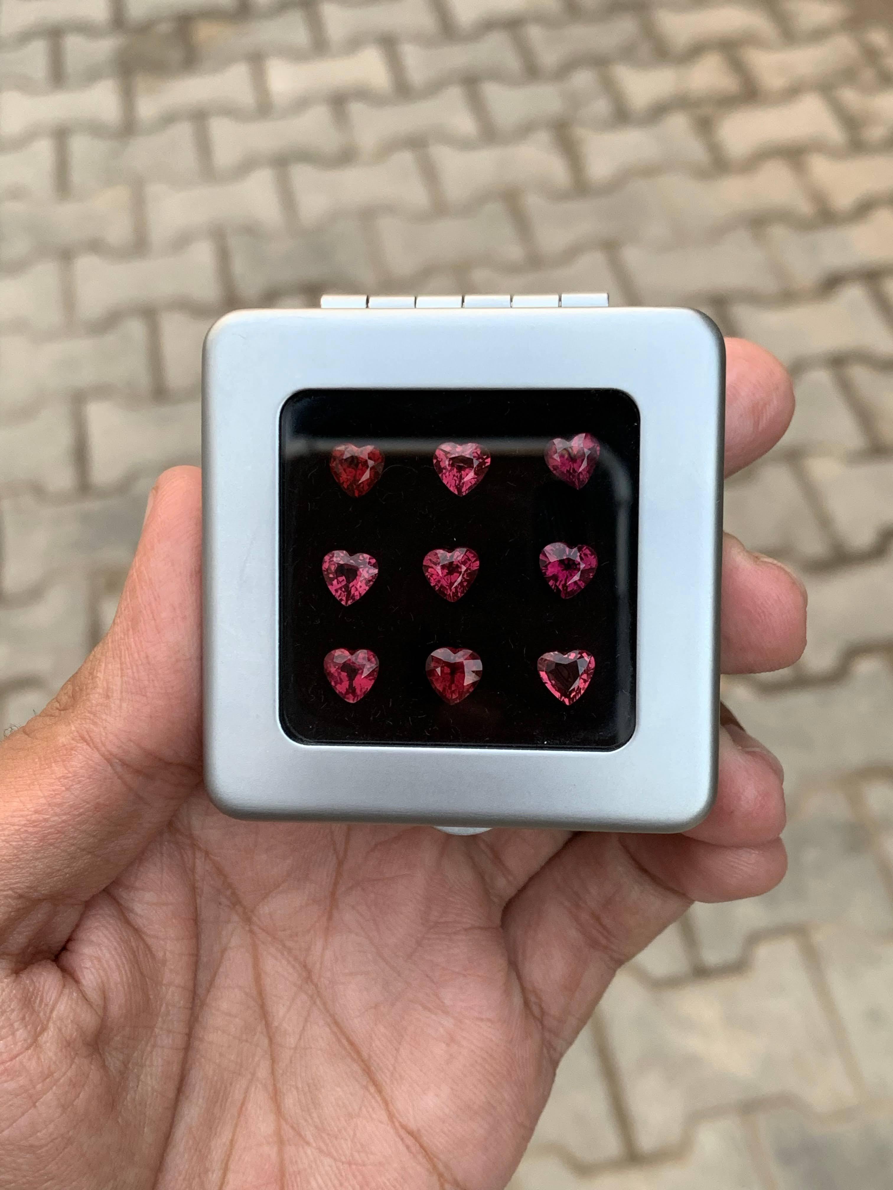 7,80 Karat natürliche lose herzförmige rote Granat Lot Madagaskars Edelstein im Zustand „Neu“ im Angebot in Bangkok, TH