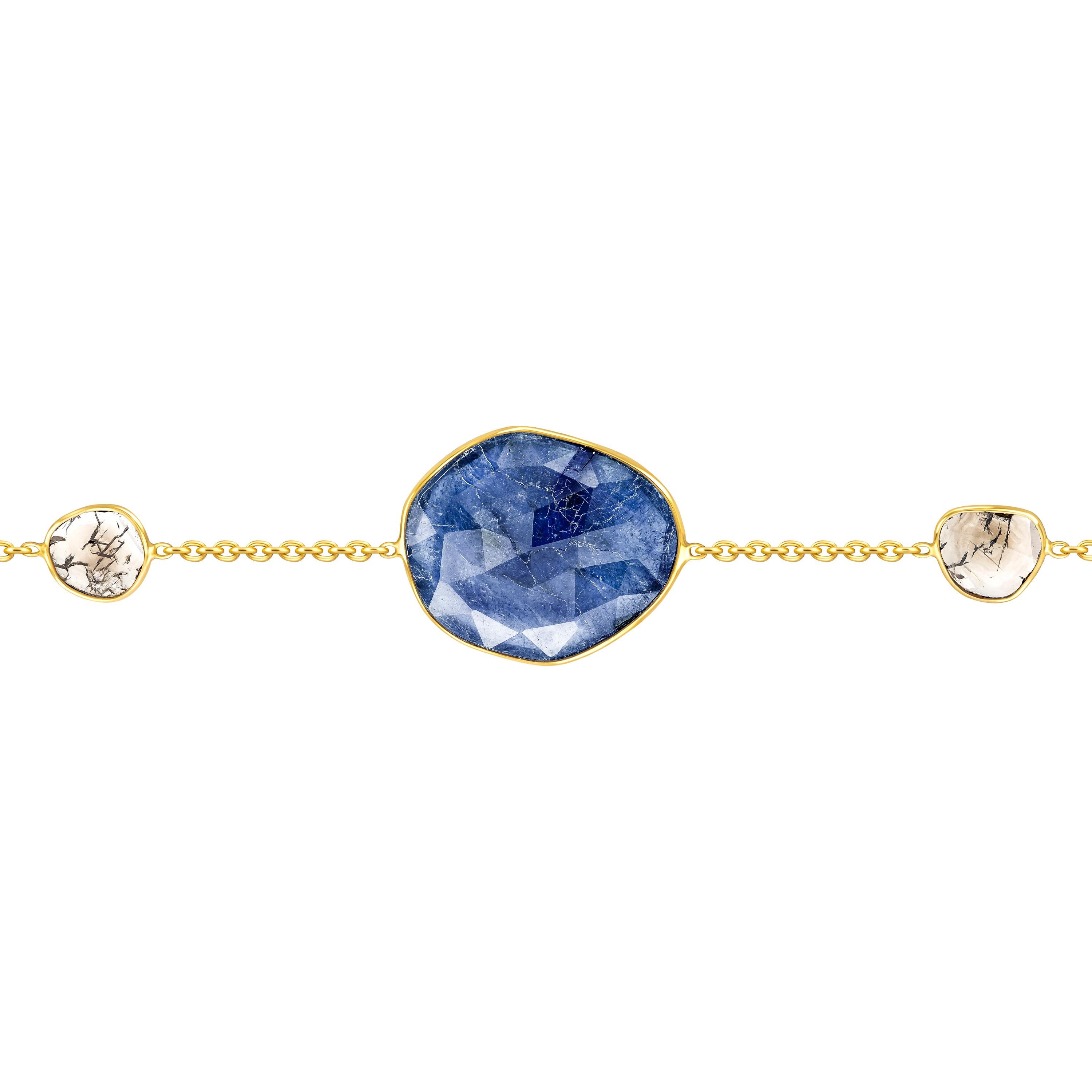 Schmücken Sie Ihr Handgelenk mit diesem wunderschönen Armband mit 7,45 Karat blauem Saphir im Rosenschliff aus der Artisan-Kollektion mit 0,35 Karat in zwei Diamantscheiben, gefasst in 18 Karat Gelbgold. Jedes Stück ist handgefertigt mit einem