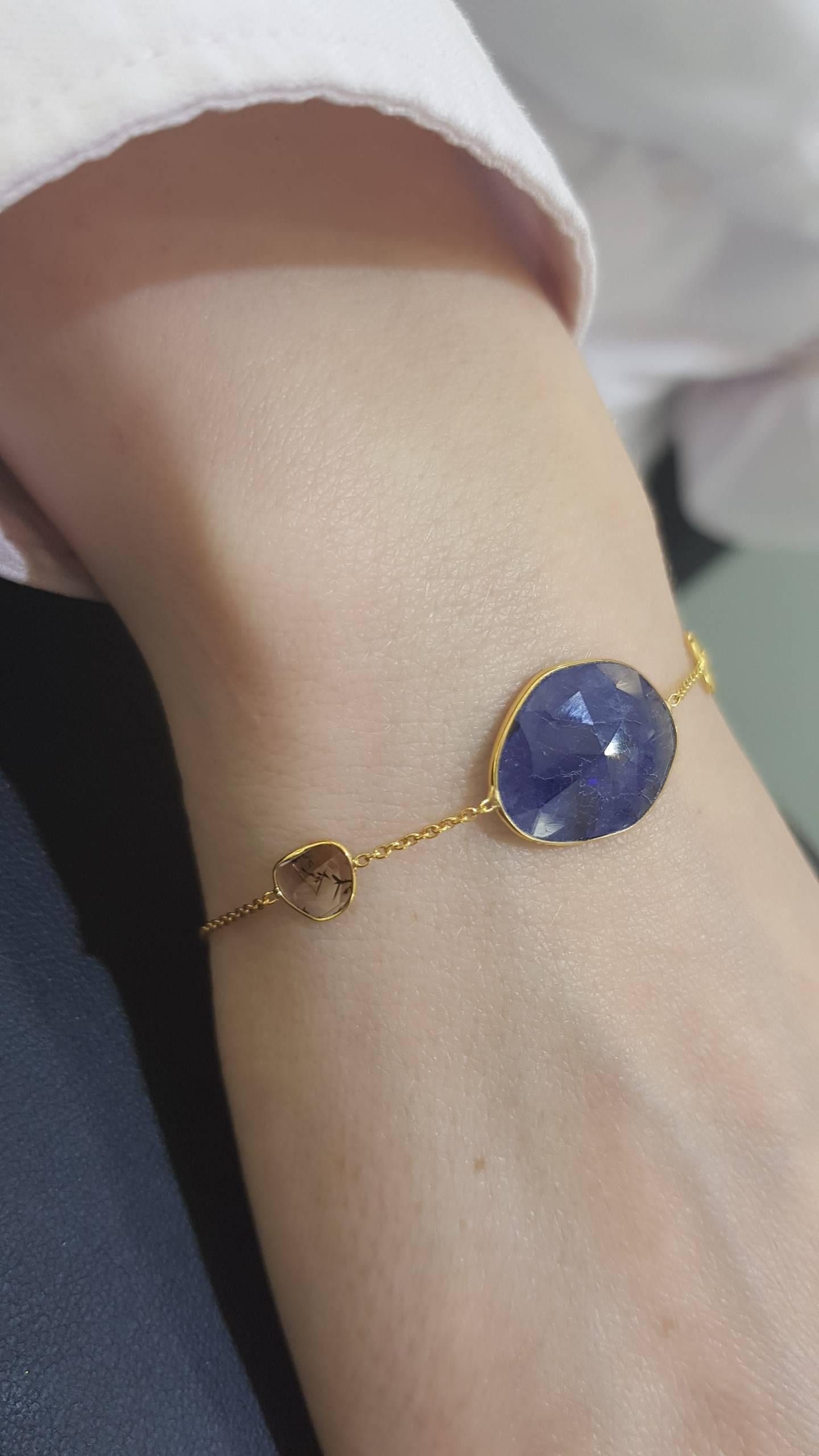 7,80 Karat Blauer Saphir im Rosenschliff Diamant 18 Karat Gelbgold Kunsthandwerkliches Armband Damen im Angebot