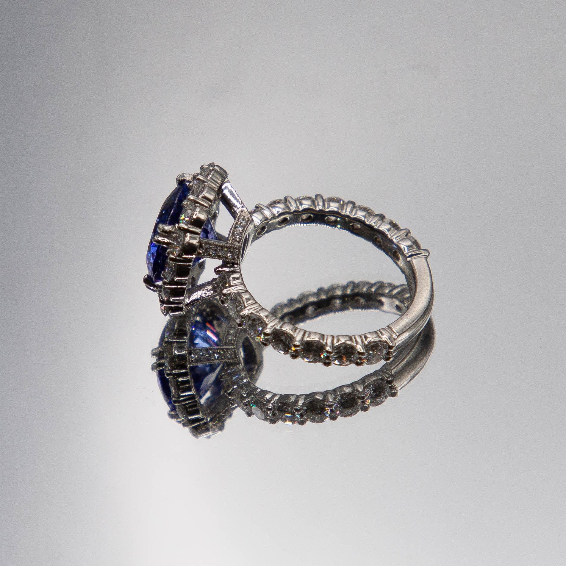 7.80 carats total Ceylon oval sapphire and diamond 950 Platinum Diamond Ring In New Condition For Sale In Birmingham, MI