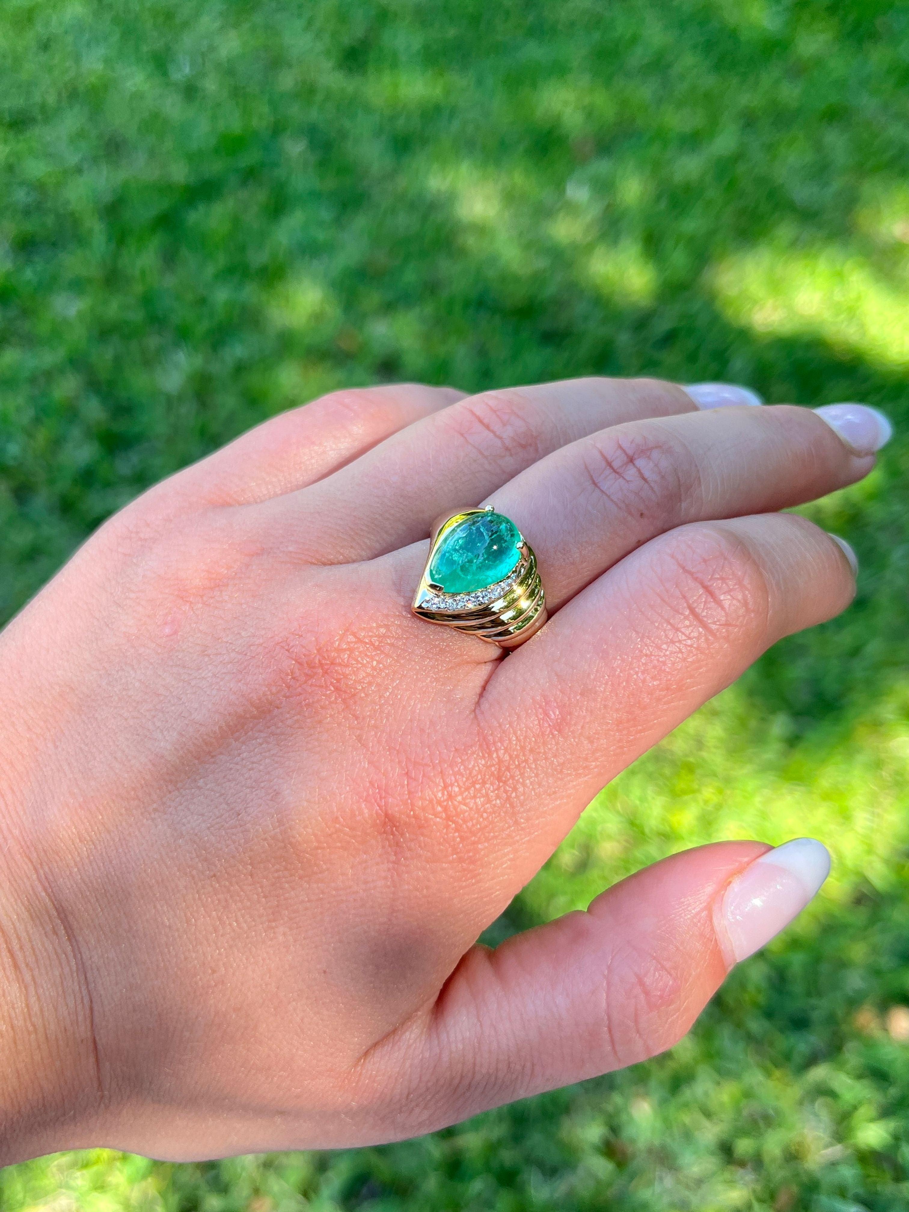 Anillo de oro amarillo de 18 quilates con cabujón de esmeralda y diamantes en forma de pera de 7,81 quilates en venta 2