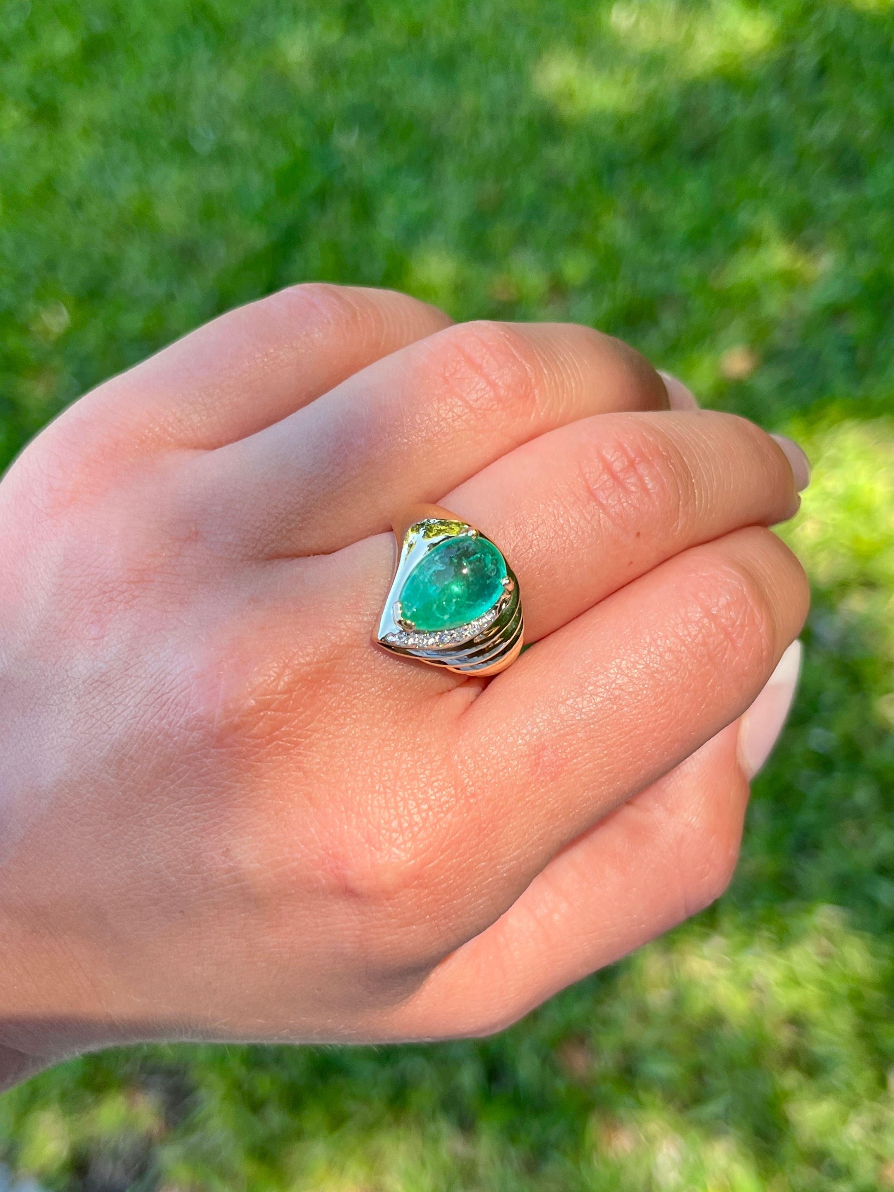 Anillo de oro amarillo de 18 quilates con cabujón de esmeralda y diamantes en forma de pera de 7,81 quilates en venta 4
