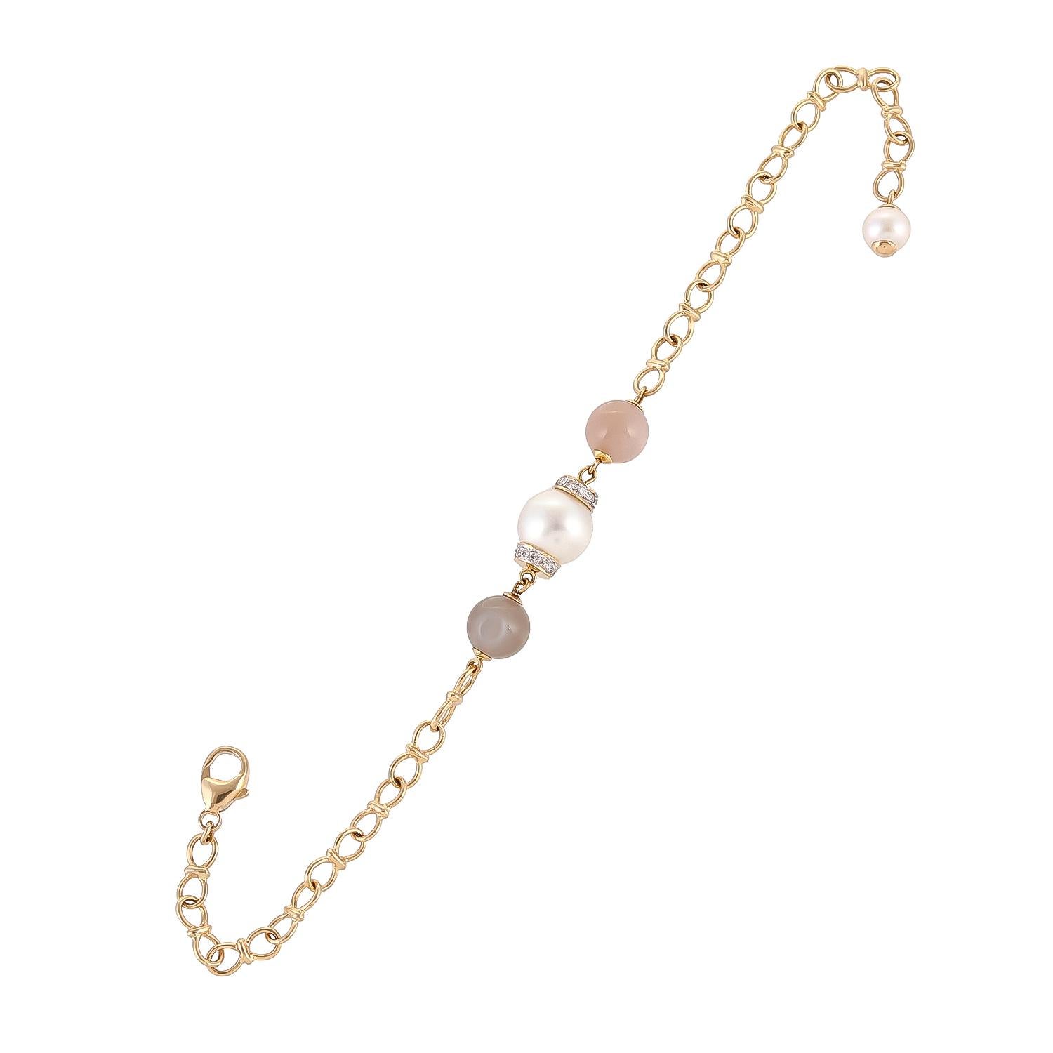 Design to encourage love, this simple but delicate bracelet is handcrafted in 18 karats yellow gold, it is a perfect combination of multi-coloured moonstone weighing approximately 7.81 carats and 4.04 carats freshwater pearl for your everyday