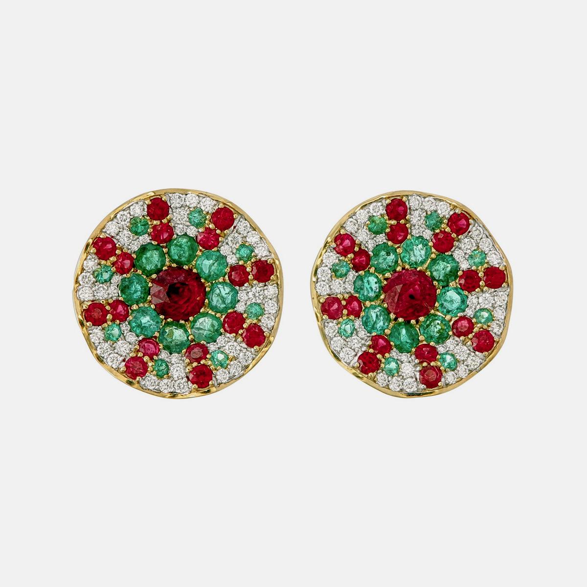 Une élégante paire de boucles d'oreilles en rubis, émeraudes et diamants de Birmanie, fabriquée par Jewell, est en or blanc 18 carats.

Les deux pièces centrales sont des rubis birmans naturels non traités pesant environ 2,73 carats, entourés de 32