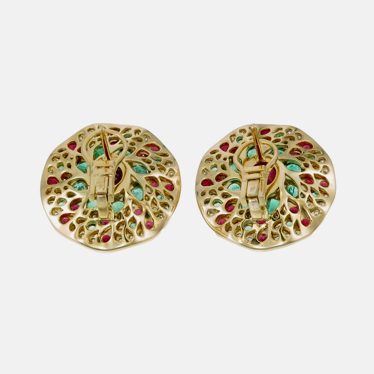 Taille ronde Boucles d'oreilles en or blanc 18 carats, rubis de Birmanie, émeraudes et diamants de 7,82 carats en vente