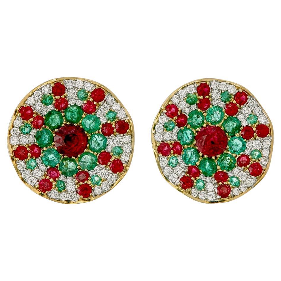 Boucles d
oreilles en or blanc 18 carats, rubis de Birmanie, émeraudes et diamants de 7,82 carats en vente