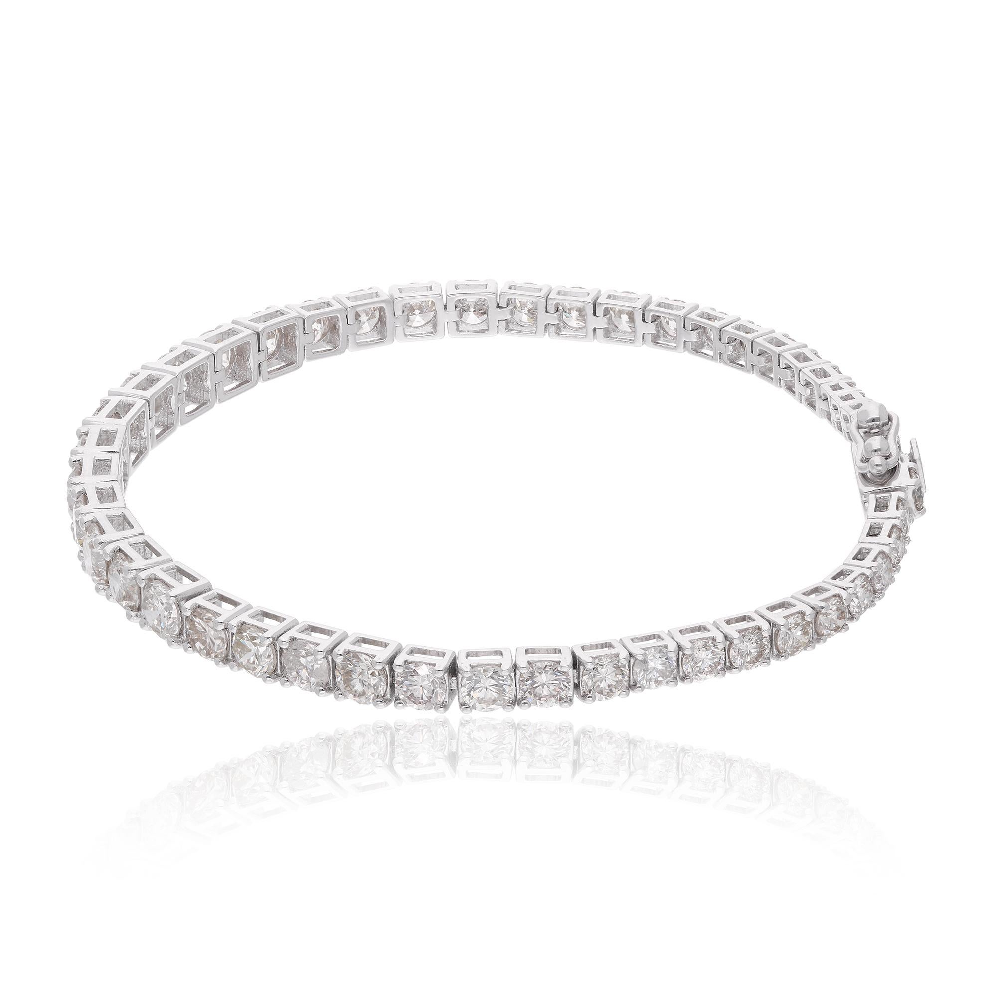 Ce superbe bracelet de tennis en diamants est un accessoire luxueux et intemporel qui ajoutera une touche d'élégance à n'importe quelle tenue.Le bracelet présente une rangée continue de diamants ronds étincelants qui sont solidement sertis dans une