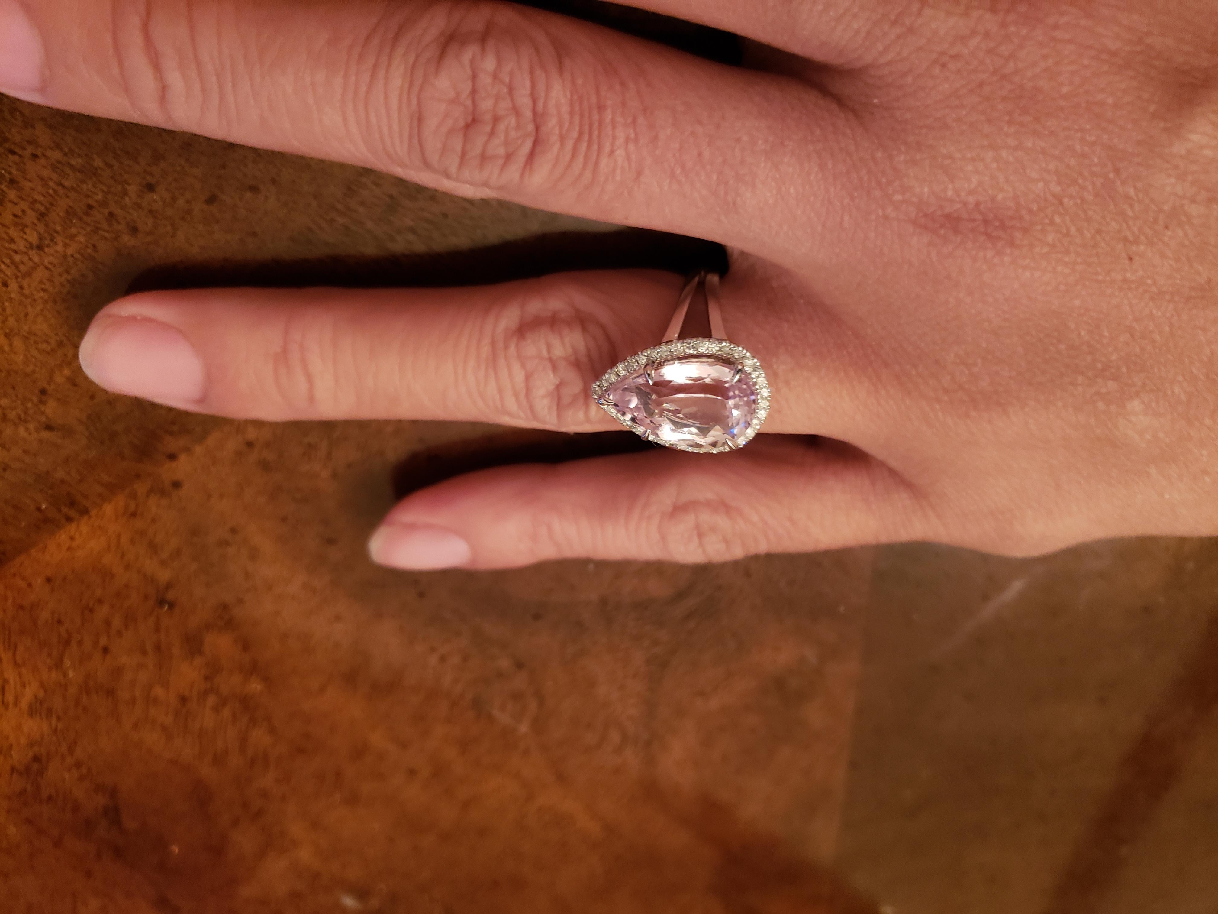 Cette magnifique bague est ornée d'une pierre de Kunzite rose naturelle de 7,83 ct, certifiée pour l'authenticité, sertie dans un magnifique anneau d'or blanc 14k. La bague est rehaussée de diamants étincelants qui ajoutent à son allure. La marque