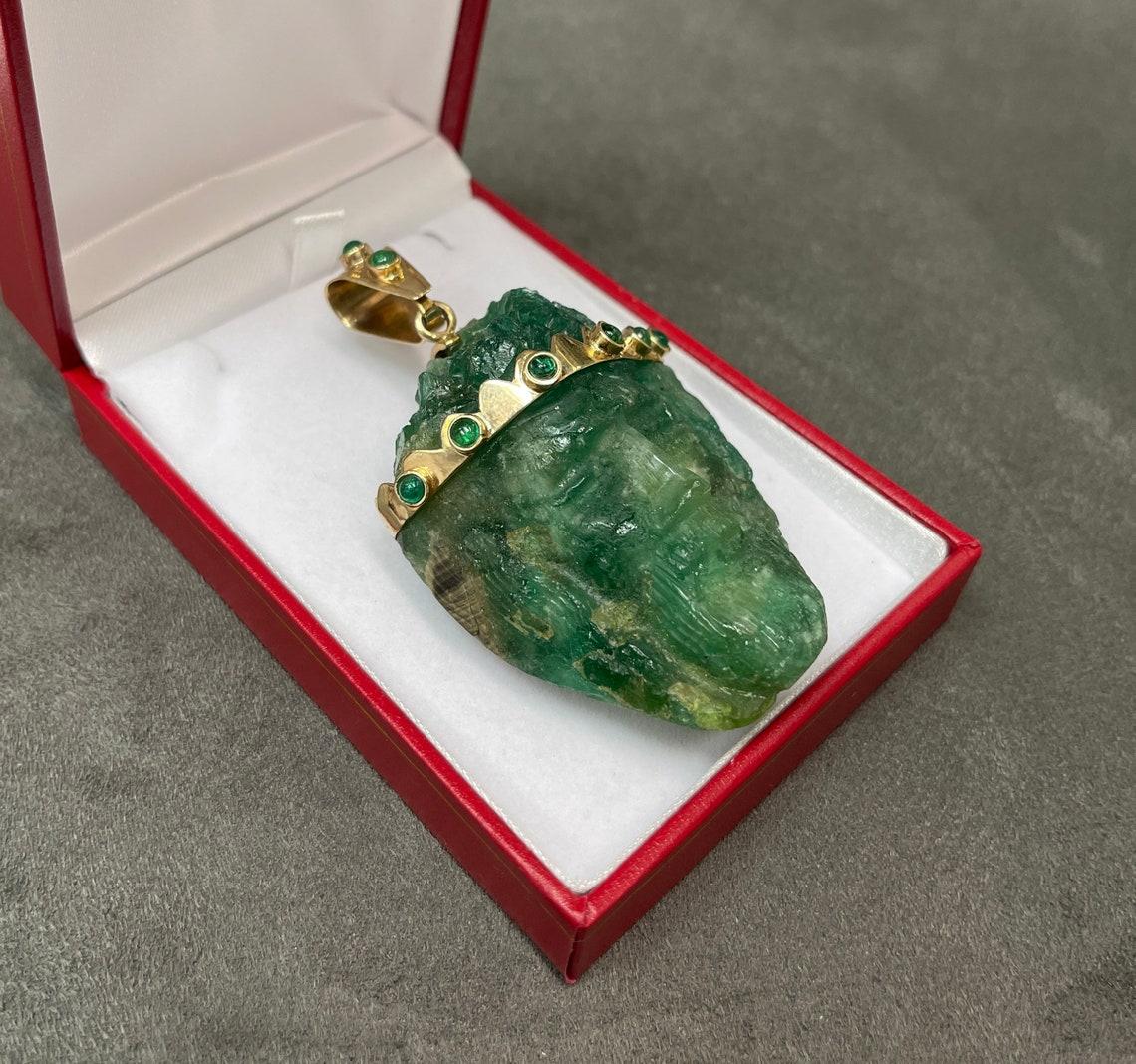 Moderne 78.3 Grammes Pendentif énorme en or jaune 18K avec cristal d'émeraude en vente