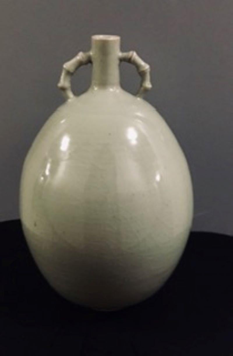 Japanese Celadon classic oval shaped vase. Emperor Showa from 1926 to 1989– 1990) – Ca. 1960. 11 ¾” high. Featuring bamboo handles. Signed, no original box.
Dealer: G228

