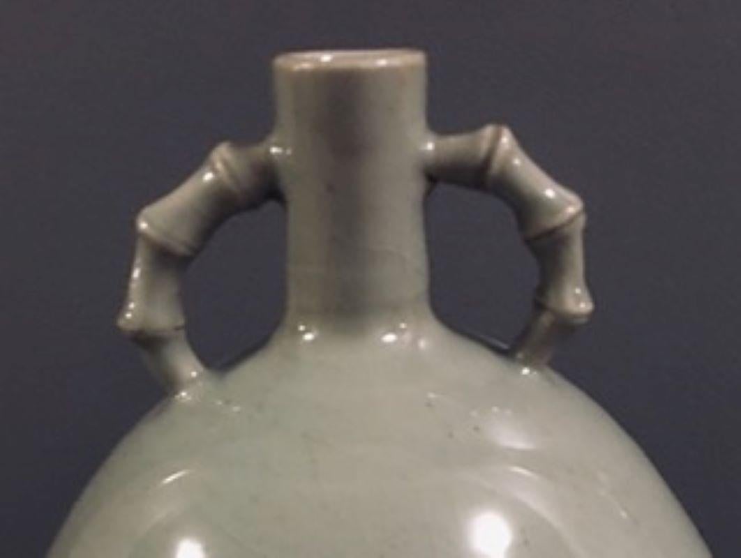 783 Japanese Celadon Classic Oval Shaped Vase In Good Condition For Sale In New York, NY