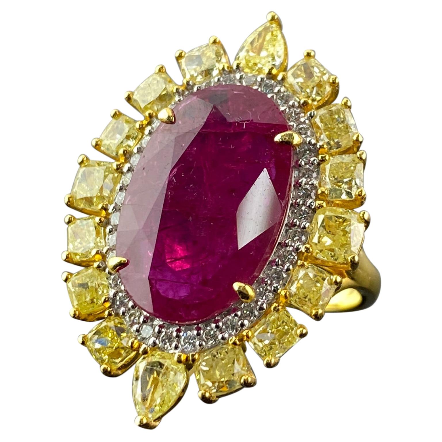 Bague cocktail en rubis et diamants jaunes de 7,84 carats en vente