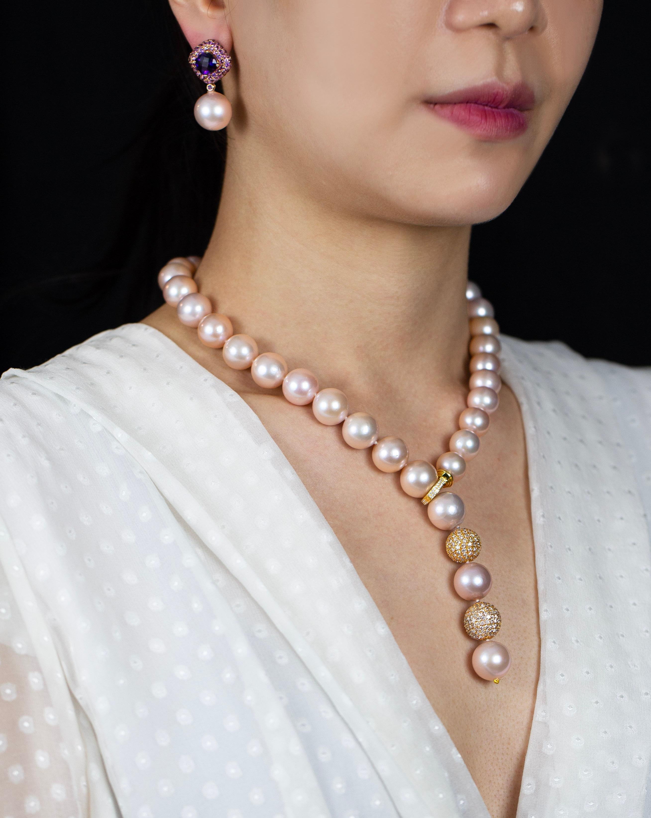 7,84 Karat Granat und Amethyst mit baumelnden rosa Perlen-Ohrringen im Angebot 1