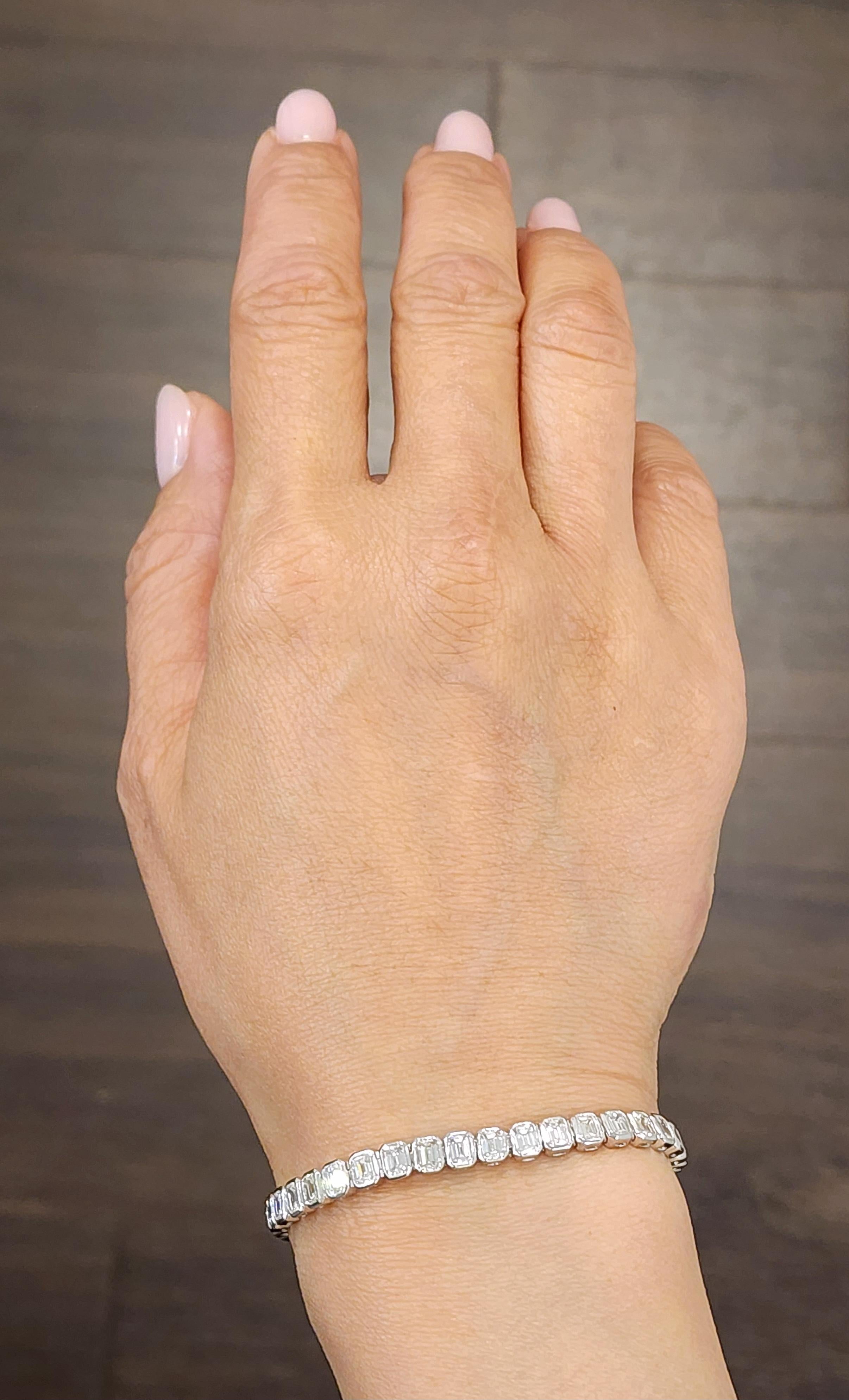 Esta magnífica pulsera tenis es una creación impresionante. Con 43 diamantes talla esmeralda con un peso total en quilates de 7,84, las piedras muestran un hermoso color blanco de G/H y una claridad VS1/VS2. Fabricada en platino, la pulsera mide 15