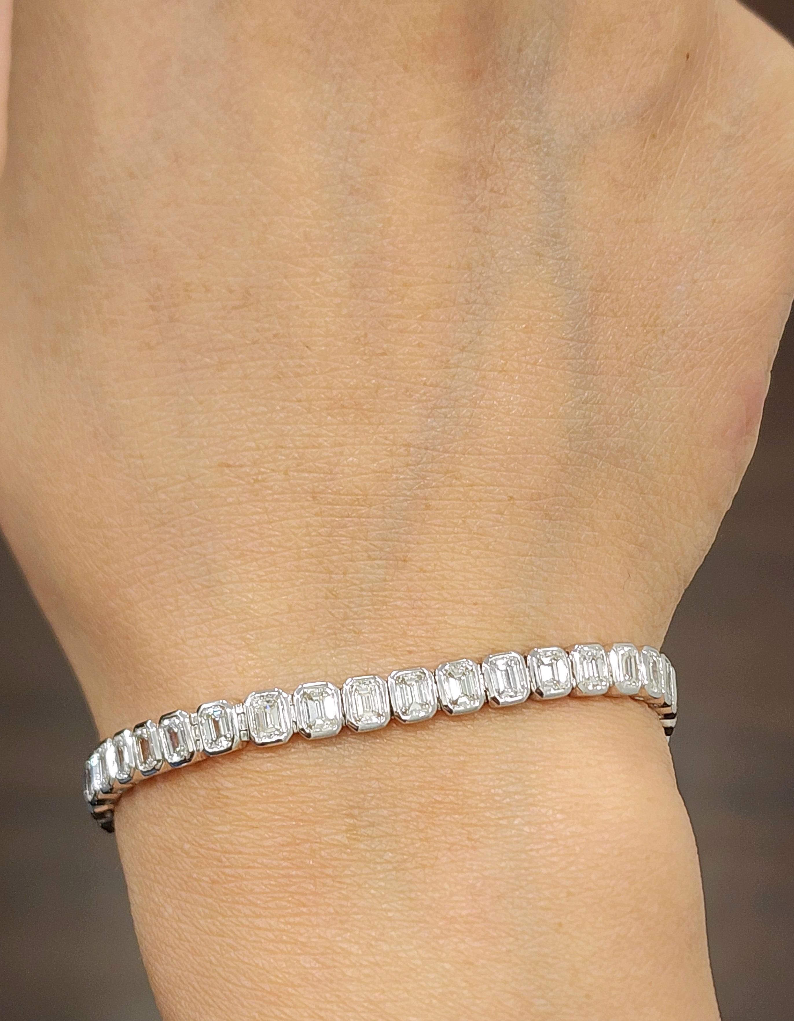 Pulsera de tenis engastada con bisel talla esmeralda de 7.84 ct Moderno en venta