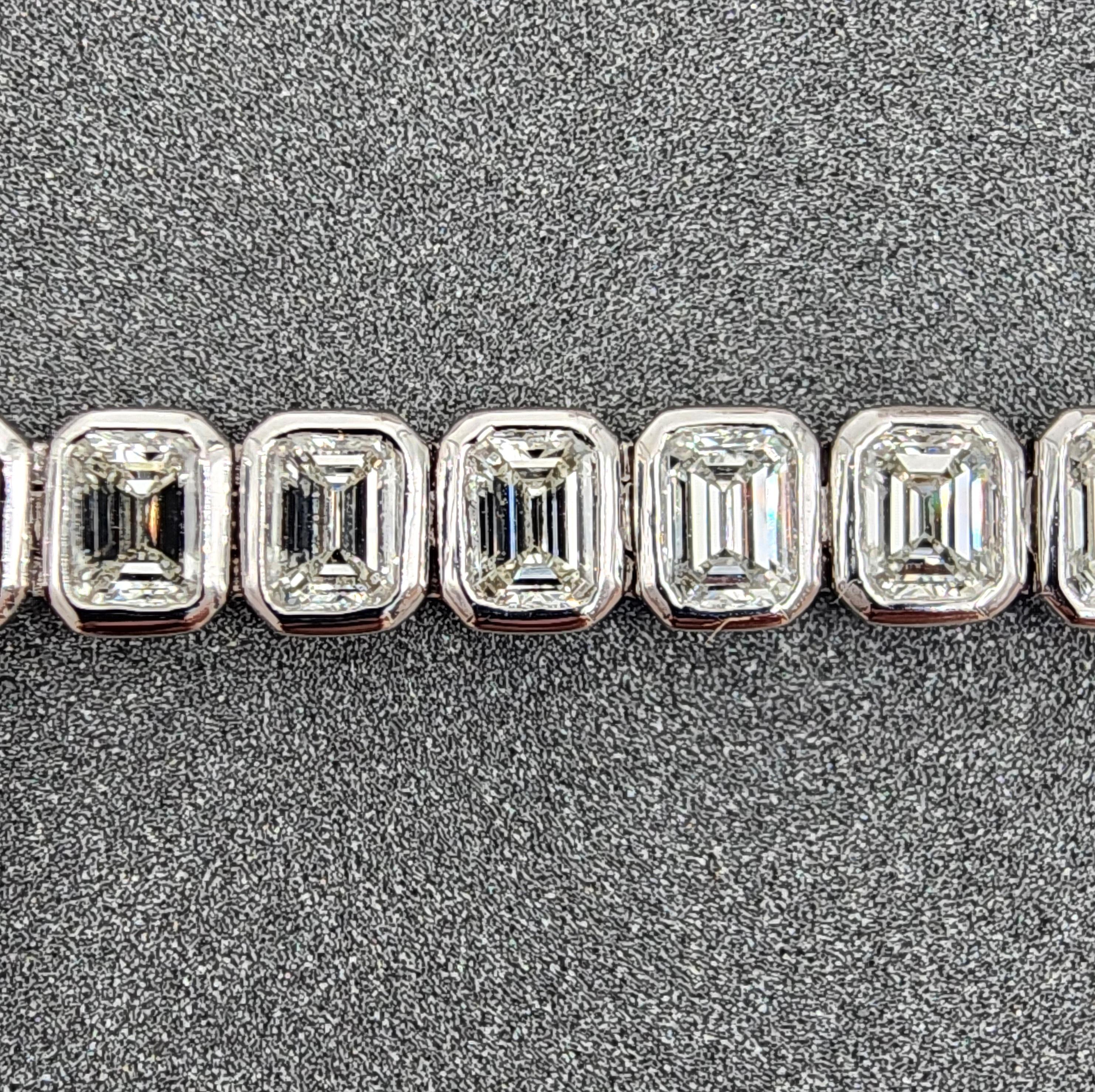 Pulsera de tenis engastada con bisel talla esmeralda de 7.84 ct Corte esmeralda en venta