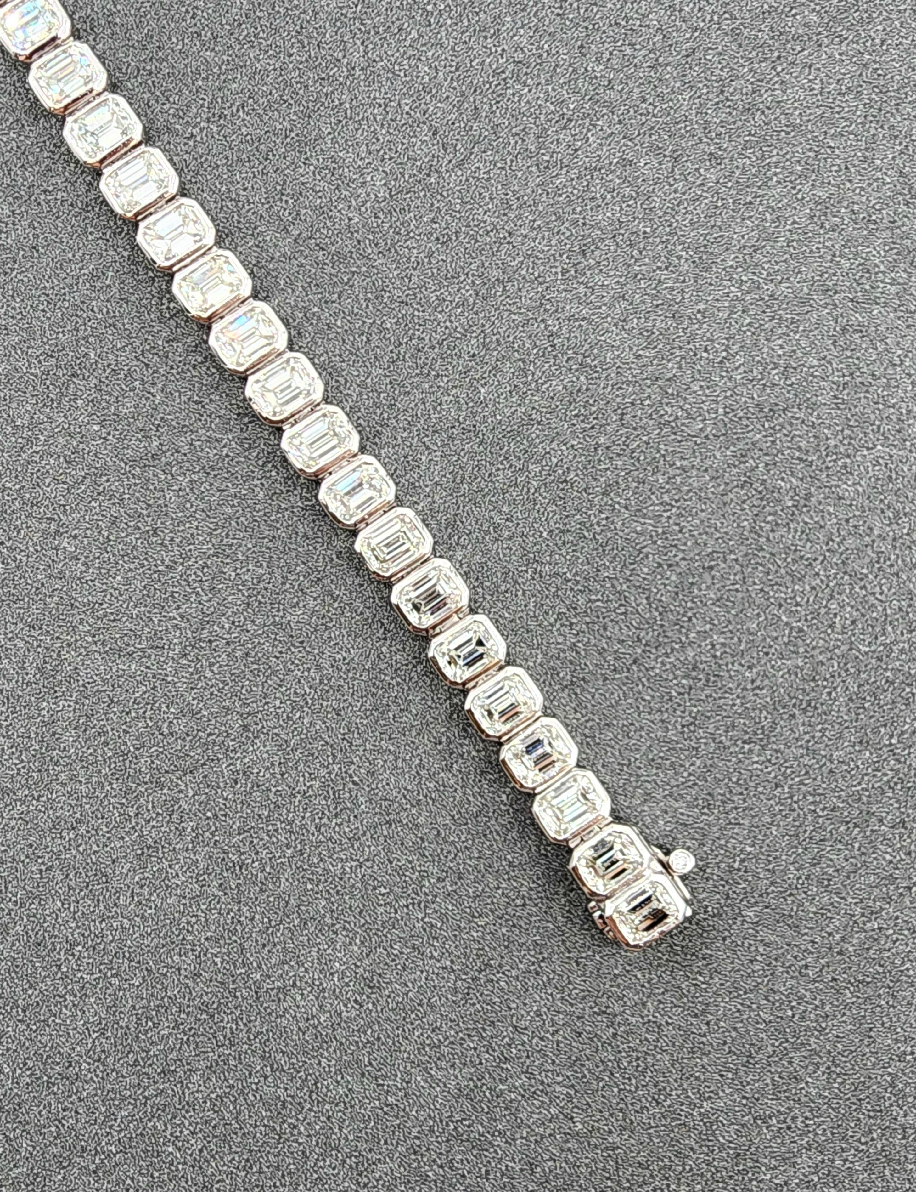 Femenino o masculino Pulsera de tenis engastada con bisel talla esmeralda de 7.84 ct en venta